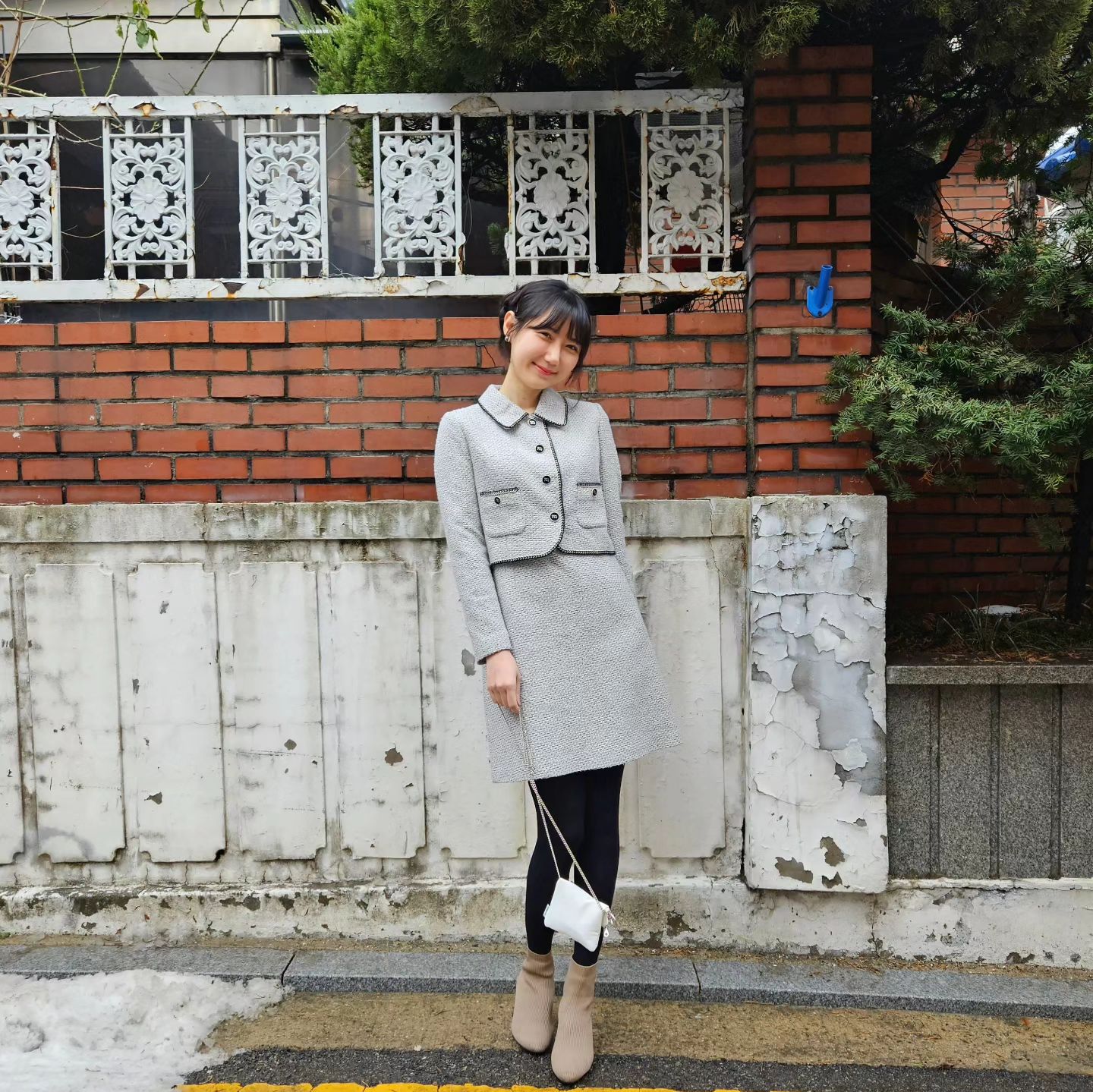 #협찬
연말나들이룩 🤍

캐주얼하게 자주입는 나에게 - 
차분함을 선사해준 원피스님 🐥😊

요 예쁨뽀짝 원피스는 -
바이린샵에서 구매 가능🥰
bylynn.shop

예쁜 옷 덕분에 예쁜 곳 다녀와쬬,
은은한 실버 무드가 취저🌟

#바이린샵 #린컴퍼니 #겨울데일리룩 #데이트룩 #연말룩 #하객룩 #로맨틱룩 #직장인룩
