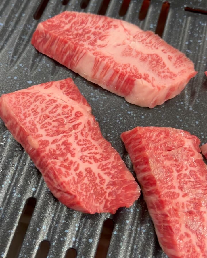 ♡ 
📍영월 한우맛집 동강한우

한우 업진살이랑 채끝이랑 굽굽
마블링이 너무 좋아요🧡

직접 고른 한우를 옆에 있는
정육식당에서 바로 구워먹어요.
상차림비 5천원
고기를 찹찹찹 다 먹고나서
육회냉면, 회냉면도 후루룹 😁
완벽한 코스 🫶

#영월동강한우 #영월동강한우타운 #영월여행
#업진살 #채끝 #육회냉면 #회냉면 #영월맛집