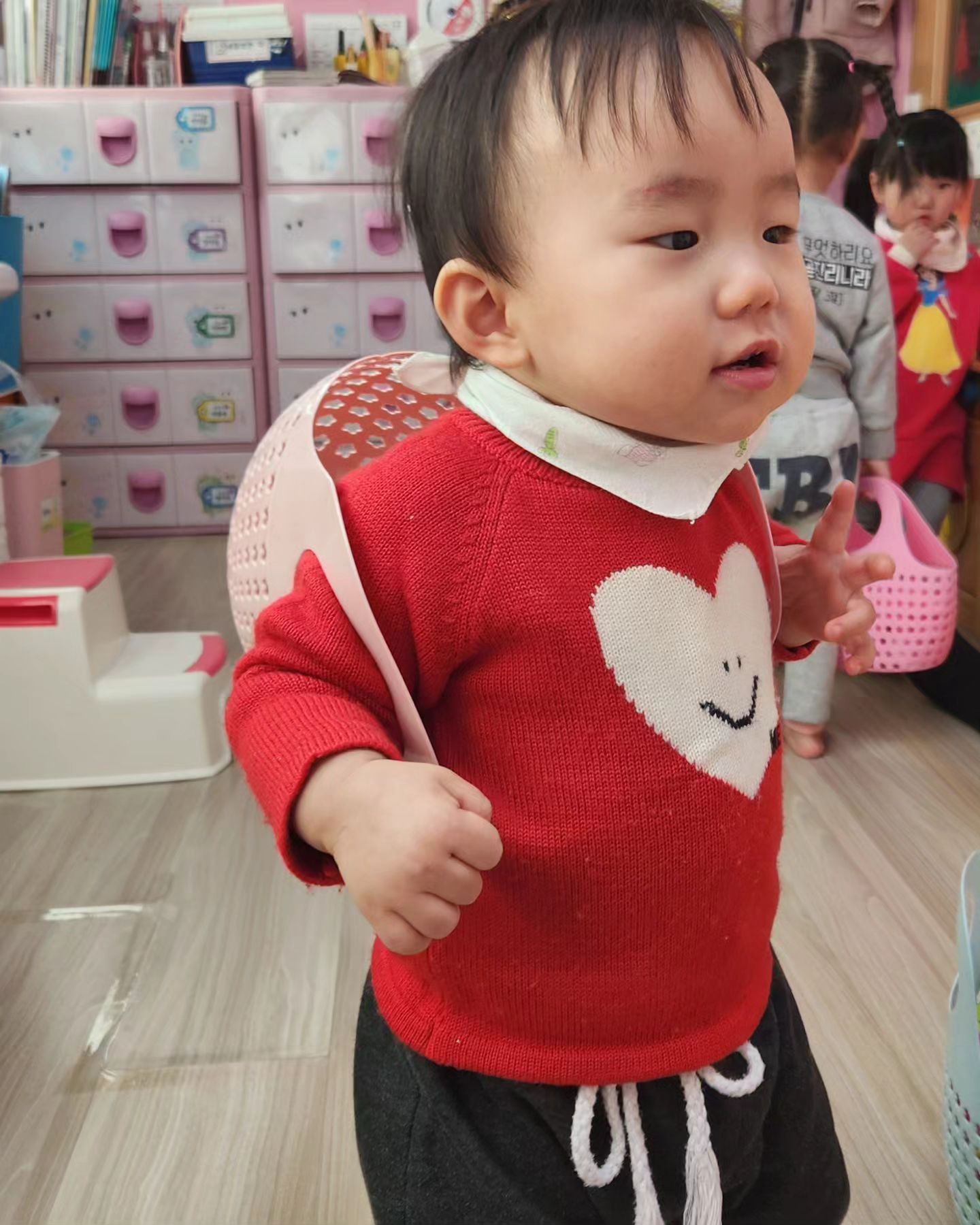#슬기로운어린이집생활 

너무나도
즐겁게 생활하는 시아니◡̈

누나랑 형아들이랑 노는게 더 잼있지?^^

엄마도
엄마만의 즐거운 시간 보내고 있을께🤭

조금있다 만나🖐🏻

#내사랑
#둘찌는사랑 
#귀욤한도초과 
#그저예쁨 
#얼집3개월차
#17개월