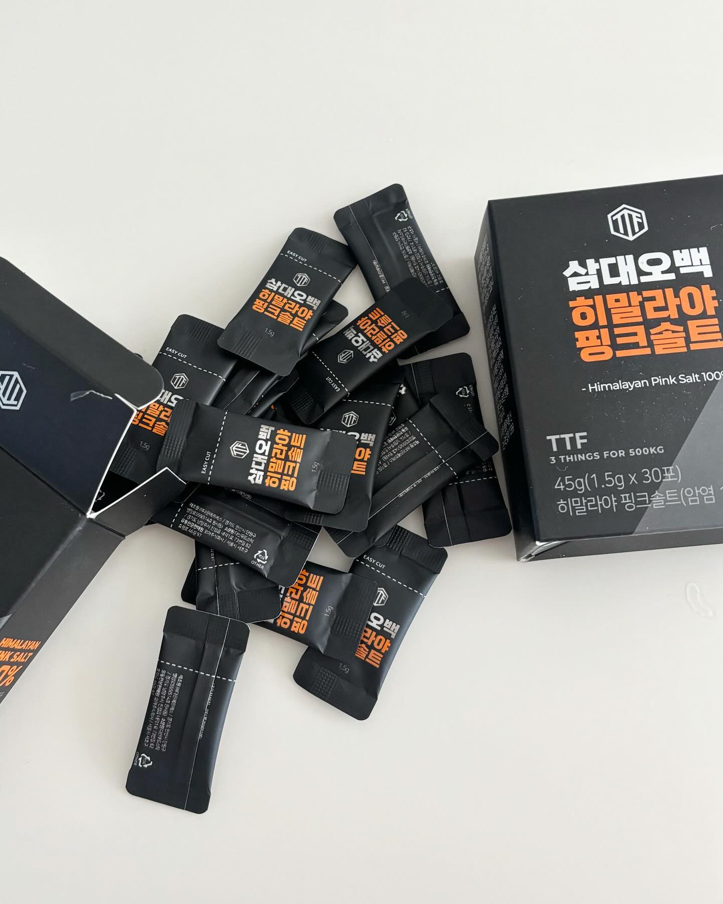 #협찬

히말라야에서 온 핑크솔트 💓🧂

요즘 소금을 먹으면서 건강지키는 분들이 많아
소금에도 관심을 갖게 되었는데

삼대오백 히말라야 핑크솔트는

낱개 포장으로 언제 어디서든 간편하게 사용가능해서
좋더라구요 ((캠핑이나 여행갈때 챙겨가기 굿굿굿))

먹어보면 깔끔한 맛으로 음식의 풍미를 살려주어
소고기 굽굽하면서 찍어먹기에도 좋고
소포장 한개분에 양도 많아 따로 통에 담아 보관해서
아껴 아껴 집에서 먹기 좋아요 !

모든 소금이 들어가는 요리에 건강하게 사용 할 수 있는
삼대오백 히말라야 핑크솔트 🧂💓🧂

좋은 소금 먹으면서 건강한 하루 하루 함께 보내요 🫶🏻

#삼대오백 #핑크솔트 #캠핑 #요리 #캠핑용소금 #캠핑요리

#캐시리뷰 #캐시리뷰체험단