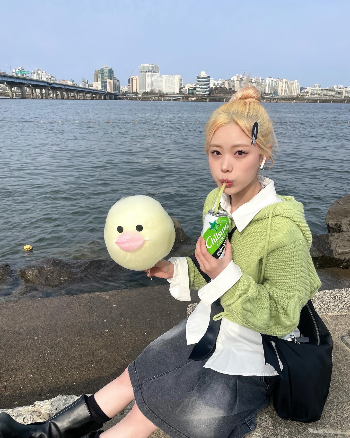 #광고 이벤트 참여하쟈!!
이번에 칠성사이다 제로 그린플럼이라고 매실 향이 가득한 제품이 출시됐다고 해서 바로 직접 마셔보았는데.. 사이다+매실 미쳤다

칠성사이다 제로와 그린플럼의 맛을 표현하자면 봄 벚꽃과 한강같이 잘 어울리는 이 조합?!
청량함과 산뜻함에 가슴이 탁 트이더라고요!!
물리지 않고 깔끔하게 넘어가서 식후에 먹기 좋아 어떤 음식을 먹어도 찰떡 콩!
달달한 솜사탕과 먹어도 상쾌한 매실 향을 함께 느낄 수 있다니, 너무 행복해✨

03_sun_bin_diary 03_seo_0.0 mulkoklzary
너희는 어떤 맛이야?? DM으로 모바일 쿠폰까지 떠먹여준다~!

#그린플럼릴레이챔피언십 이벤트 참여방법!!

칠성사이다 제로 그린플럼과 함께 하는 봄 일상 사진 업로드하고
‘칠성사이다 제로’와 ‘그린플럼’의 맛 조합을 나만의 맛 표현으로 소개해 주세요~!
(00&00의 조합 -> ex 짜장면과 탕수육 같아요)
그리고 함께하고 싶은 친구 최대 3명과 롯데칠성음료 계정, 필수 해시태그(#칠성사이다 #그린플럼 #그린플럼릴레이 )까지 달아주면 완료~!

최대 3명까지 언급만 해도 DM으로 칠성사이다 제로 그린플럼 쿠폰을 준다니까 이거 뭐 참여 안 할 수가 없겠죠!?

게다가 이벤트만 참여해도 추첨을 통해 배달의 민족 50,000원 상품권(25명), 네이버페이 50,000원 상 품권(25명) 경품을 주고, 제일 길게 릴레이 유지한 그룹엔 아이폰15 그린 128G(1명), 에어팟 맥스 그 린(1명) 등 어마어마한 빅경품을 준다고 하니 참여하쟈구!!

lottechilsung 에서 자세한 이벤트를 확인하고 참여하세요💚
#칠성사이다 #칠성사이다제로 #그린플럼 #그린플럼릴레이 #여의도한강