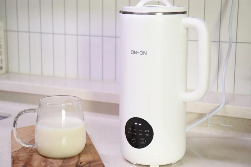 #협찬

건강한 맛과 간편함까지~
첨가물 없이 만드는 순수한 아기두유
집에서도 간편하게 할 수 있는 두유제조기
바쁜 일상에도 매일 해줄 수 있을 것 같아요~

아침 일찍 밥도 못 먹고 나가는
남편에게도 한잔씩 타줘야겠어요

​#온더온 #두유제조기 #콩국수 #이유식 #간편함 #소이드림