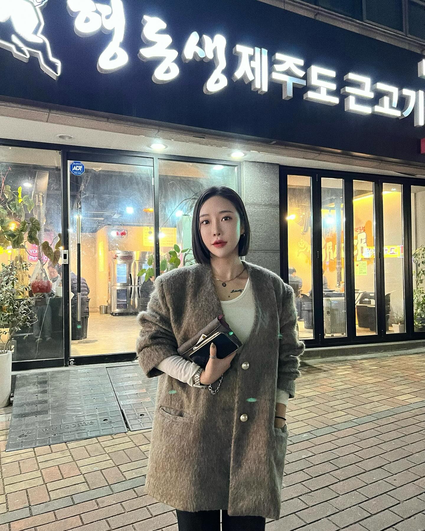 퇴근하고 고기에 소주한잔?고?
수성구 범물동에 위치한 제주근고기 맛집!
동네 사람들은 다 안다는 고기맛집이더라구요!

숯불에 구워 먹는 오겹살과 목살 정말 꿀맛🧡 
고기의 지방 비율이 많다고 느꼈는데
단순비계가 아니라 콜라겐이라는데 진짜 쫄깃쫄깃🫶

요즘 쌈괴물 붙어서 쌈 리필 엄청 했다는...
먹을 때 대파김치 꼭 구워먹기!!

⠀ 
⠀
⠀ 
⠀
⠀ 
🏡 형동생제주근고기전문점
- 대구 수성구 지범로 251 (1층)
- 매일 16:00 - 23:00 (21:30 라스트오더)
⠀ 
⠀

#제주형동생제주근고기 #대구삼겹살맛집 #수성구삼겹살맛집 #수성구고기맛집 #지산동맛집 #수성구고기맛집 #대구고기집 #대구맛집  #대구오겹살 #금요일 #주말뭐먹지 #좋반 #맛스타그램 #먹방 #먹팔 #오저추 #맛집 #맛스타그램 #좋아요 #일상 #소통 #데일리룩 #selfie #daily #follow4like #instadaily #ootd #fff #fashion  #selfie #daily #food