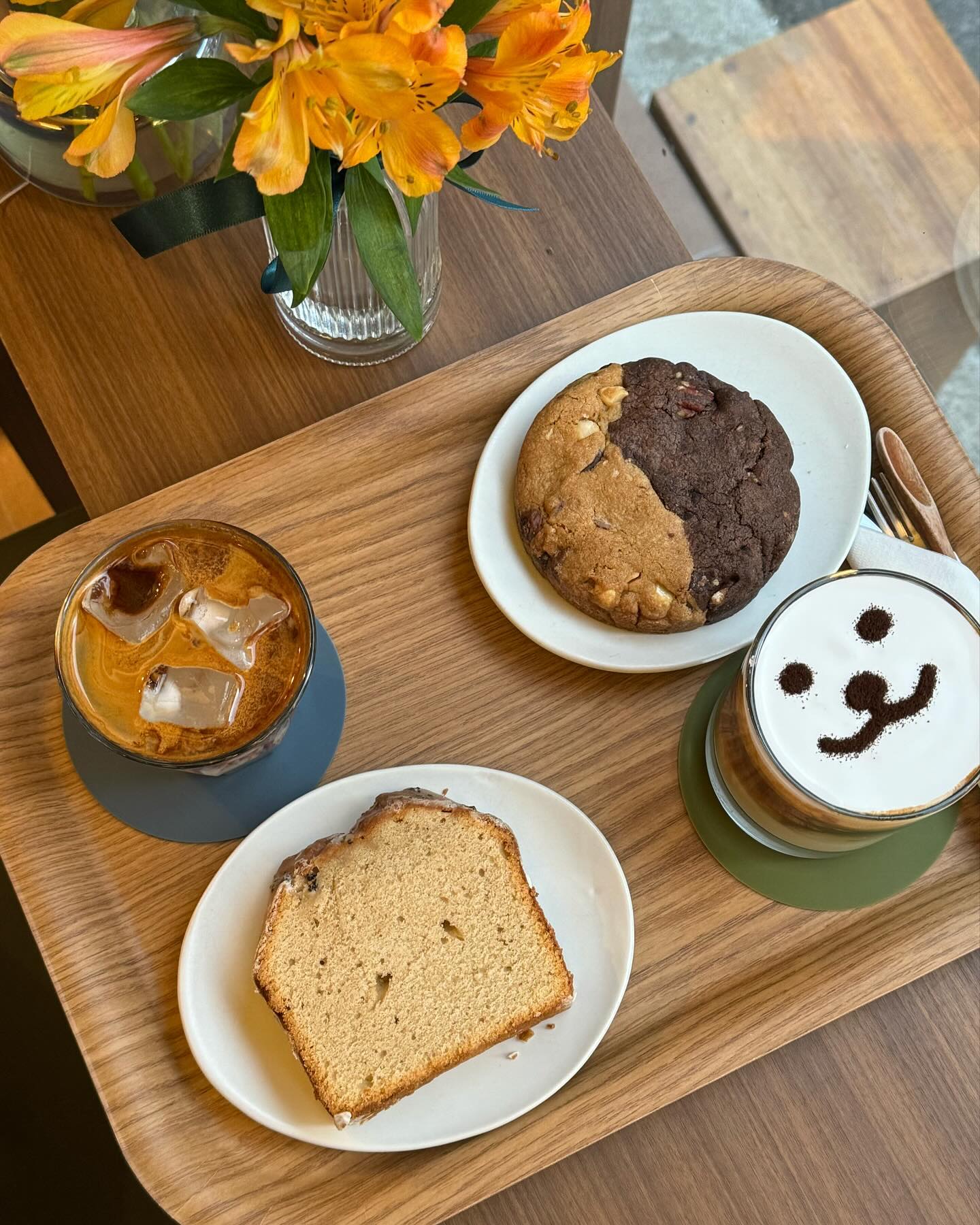 #협찬 #업사이드커피약수점 up.side_ 

약수역 골목 사이에 위치한 #업사이드커피 🍪☕️
바 창가자리와 외부 자리, 안쪽 테이블 자리까지 고즈넉한 감성 느낄 수 있는 다양한 좌석들:)

성수동에서 유명한 커피맛집이 약수에도 생기다니!
귀여운 미어캣 얼굴이 그려진 해방촌커피에 디저트를 찍어먹으면 또 새로운 맛이그등여 ʕ>ᴥ<ʔ ❤︎

사장님과 직원분도 친절하셨고,
다양한 원두, 디저트와 여러가지 크림커피 판매하고 있어요!
#약수역 근처에 맛집도 정말정말 많으니 식사 후 또는 웨이팅 중 들려보시는건 어떨까요~?🤎
.
.
.
up.side_ 
#약수역 #약수카페 #신당동카페 #약수동카페 #카페추천