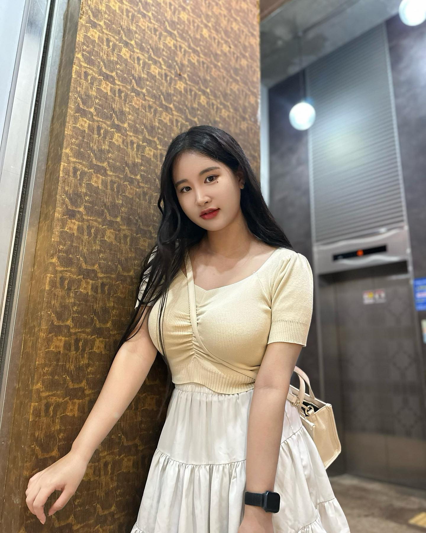 #협찬 [바나바나]

난 조그만 가방이 좋더라 ʕ•ᴥ•ʔ
요즘 데일리로 들고다니는 바나바나 비올레C

#바나바나 #데일리백 #미니백 #토트백 #크로스백 #오늘의코디 #코디북 #패션코디 #핸드백 #오오티디