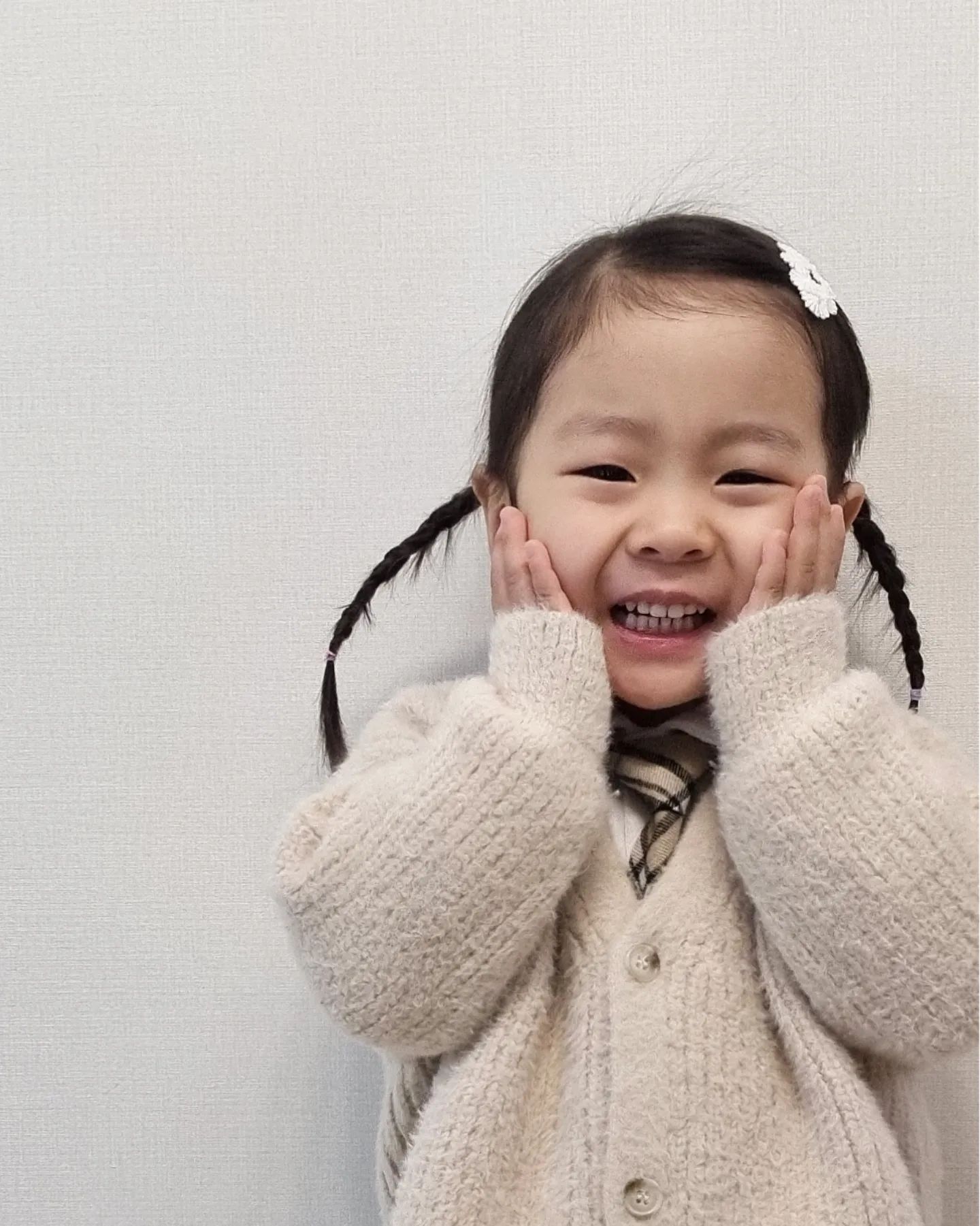미니♡+1176(39개월 6일) 비니♡+307(10개월 7일)
#우남매근황

1-3. 등원 전 기분좋게 찰칵
4. 찡긋😆
5. 하원길 산책
6. 기분좋은 아들님
7. 장난감이 한입에
8. 사과도 한입가득
9. 포크숟가락 바이올린 영상. 이렇게하면 할머니가 사주신단다
10. 표정이 점점 개구져지는 중. 사과먹는 영상

#일상기록 #육아일기 #육아기록 #흰쥐띠아기🐭 #흑토끼아기🐰 #남매맘 #육아소통좋아요 #성장기록 #10개월아기 #39개월아기 #육아난이도상승 #오늘은뭐하고놀지 #도치맘🦔 #ootd #우남매👫 #천방지축사고뭉치 #패션왕 #개구쟁이
