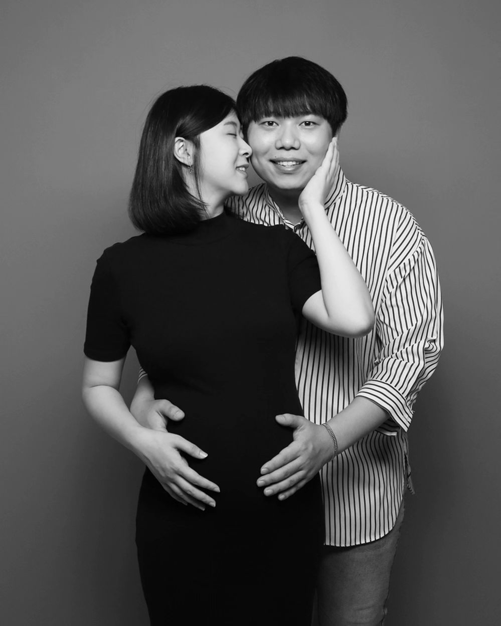 #32w6d 

병원 연계인 무료 만삭촬영을 가며
웨딩촬영을 셀프로 한 우리부부는
성장앨범도 직접 셀프로 하자고 다짐했다.

진열되어있는 각종 앨범, 액자, 사진들을 보며
영업에 넘어가지 않고는 버틸 수 없었다.

새복아 한달하고 조금 더 남았네
아빠는 쉬는 날이 더 바쁠 정도로 바쁘게 살고있다.
아빠 엄마는 준비됐다.
건강하게만 태어나라

참고로 아빠는 엄하다.
투정은 엄마한테만 부리는 걸로 하자

Ps. 사진은 내가 더 잘 찍는거 같은데 기분탓인가..