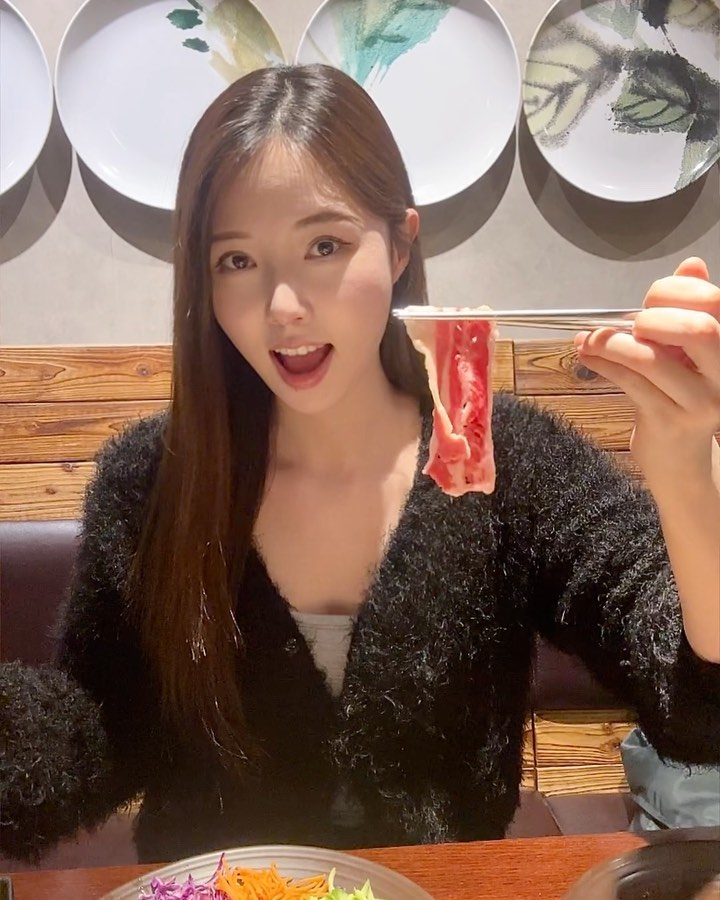 #협찬 loun_official 
갓성비 샤브샤브&월남쌈맛집!! 로운샤브샤브 다녀왔어요💛

무제한 소고기부터 30여 종의 샐러드바와🥬🥕
50여종의 신선한 야채 토핑 무제한 샤브샤브 뷔페
에피타이저부터, 식사, 디저트까지 3코스를 한번에 맛볼 수 있는곳이예요🙆🏻‍♀️
봄내음 가득한 신메뉴 미나리도 잔뜩 즐기고왔어요☺️
샐러드바 메뉴가 다양한 저녁이랑 주말에 꼭 방문하시길 추천드려요🫶🏻
더 다양한 정보는 bogumi.daejeon 

#대전중앙로맛집 #대전NC맛집 #샤브샤브무한리필 #소고기무한리필 #샤브샤브맛집 #미나리샤브 #미나리맛집 #샤브샤브뷔페
