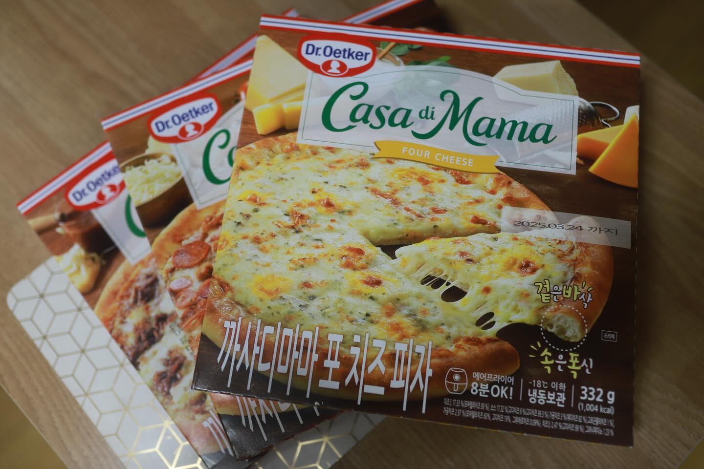 #협찬
dr.oetker_kr

출출할때, 배고플때, 피자먹고 싶을때
냉동실에서 꺼내 에어프라이어에 돌리면
집에서도 근사하고 맛난 피자가 완성되요~🍕

✅까사디마마 피자

겉은 바삭하고 속은 폭신하고
치즈의 풍미도 가득한 이탈리아식 피자

양파와 파, 그리고 단짠단짠 불고기의 매력이 가득한
까사디마마 불고기피자

소시지가 가득한 까사디마마 포 미트 피자
치즈의 풍미가 넘치는 까사디마마 포 치즈 피자

바삭 쫄깃한 도우까지 남기지 않는 맛난피자로
냉동보관했다가 에어프라이어에 8분이면 준비완료!
배달보다 빠르고 맛있으니까
음료한잔과 또는 맥주한잔과도 딱 좋아요~🙌

#냉동피자 #피자 #오늘뭐먹지
#간편식 #간식 #피맥 #까사디마마
#홈파티 #브런치 #저녁메뉴
#홈피자 #맛있다그램😋