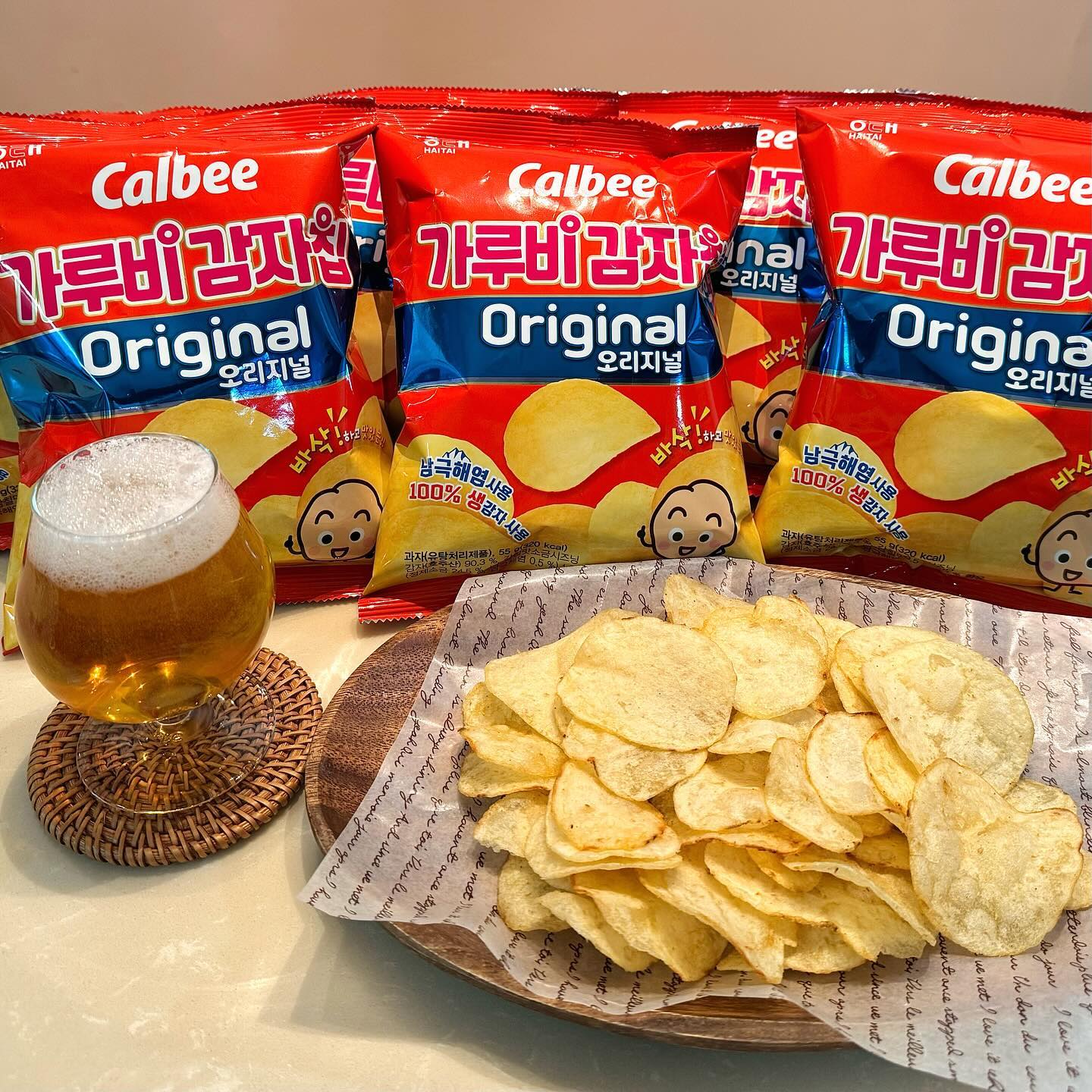 #협찬 #해태 #가루비#감자침

바삭바삭 계속 땡기는 감자칩❣️

1975년 출시돼서 일본인에게 사랑받는 과자 1위인
일본 국민간식 가루비 감자칩이 
한국에도 상륙했다

한 봉에 55g으로 귀여운 감자캐릭터가 그려져있고
일본 직구대란템이자 여행필수품으로 유명하다는데
청정 남극해염과 100% 생감자를 사용했다

두께가 얇으면서도 바삭바삭한 식감이 취저이고
짭조름한 진짜 감자맛이 자꾸만 땡겨서
한봉지는 순삭이고 맥주도 술술 들어가는 저녁이었다!

진한 감자향과 바삭함이 살아있는
가루비 감자칩 드셔보세요😋
.
.
.
.
.
#가루비감자칩 #일본직구대란템 #직구대란템 #생감자칩 #감자과자 #신상과자 #과자 #간식