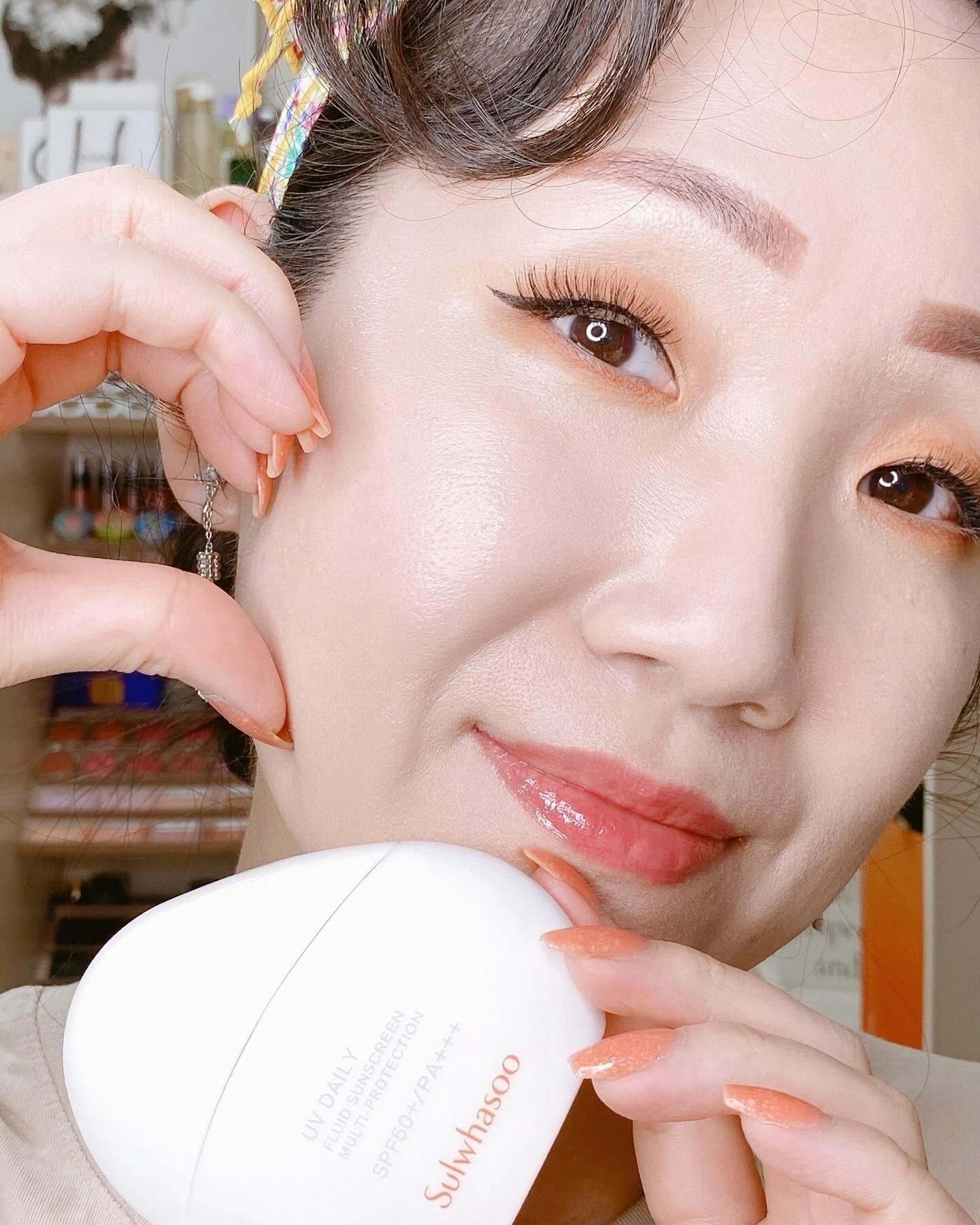 sulwhasoo.official ☀️🧡✨
⠀
그 얼굴이 그 얼굴(…)이지만
오늘은 #노파데 #파데프리 #메이크업 으로
완성한 얼굴이라 평소와 다른 게 맞습니다😚
⠀
새로 나온 #설화수 #상백선플루이드 만 바른 건데요-
⠀
#선크림 특유의 끈적임이 전혀 없으면서
눈시림 ・ 백탁 없이
겉보속촉으로 피부표현 마무리가 되니까
#파데프리메이크업 하기에
딱이더라구요🫶🏻🫶🏻
⠀
질감 텍스처가
주르르 흐르는 선밀크 & 선로션 질감이라서
메베로 깔아줘도
#베이스메이크업 에 전혀 영향을 주지 않으니까
번들거림 걱정없이
깔끔 보송하게 #자외선차단 과
피부 보호기능에 집중할 수 있는 게
찐 장점입니다🥰
⠀
UVA ・ UVB는 물론
적외선 ・ 블루라이트까지 차단되는 4중차단 시스템에
미세먼지까지 막아주는
안티폴루션 자차제품이라
#설화수상백선플루이드 하나만 있으면
데일리 자차는 걱정 없을 무!🙆🏻‍♀️ (너만 믿는다)
⠀
찰랑찰랑 물 같은 가벼운 제형에
피부에 사르르 스며드는
보송한 마무리와 밀착감,
#눈시림없는 #순한선크림 찾는 분들은
이번에 새로 나온
「설화수 상백 선플루이드」 한 번 써보시면
입맛이 싹 도실 겁니다🤭💕
⠀
저는 2월에 나오자마다 호다닥 미리 써봤는데
마침 춘삼월 봄 시즌에 접어들어서 그런지
10% 할인이 들어갔네요🛒
⠀
프로필상단
금귤 #에딧샵 으로 입장하시거나
#금귤톡톡 으로 문의주시면 빠르게 도와드리겠습니다⚠️
⠀
매년, 피부에 잘 맞는 자차 찾는 게 일인데
생각지도 못하게
취저땅땅 착붙템을 찾게 돼서 마음이 아주 든든하네요😇
⠀
특히 선크림 국물(…) 극혐하시는 분들은
딱 한 번만 써보셔도
‘??? 설화수가 언제 이런 엄청난 걸 만들었지..!??‘
하고 감탄하실 겁니다☀️🧡✨
⠀
⠀
⠀
sulwhasoo.us a_ditor_official a_ditor_visual #sulwhasoo #선크림추천 #금귤리뷰 #금귤뷰티 blingblinggoldorange amorepacific_goldorange ☀️🧡✨