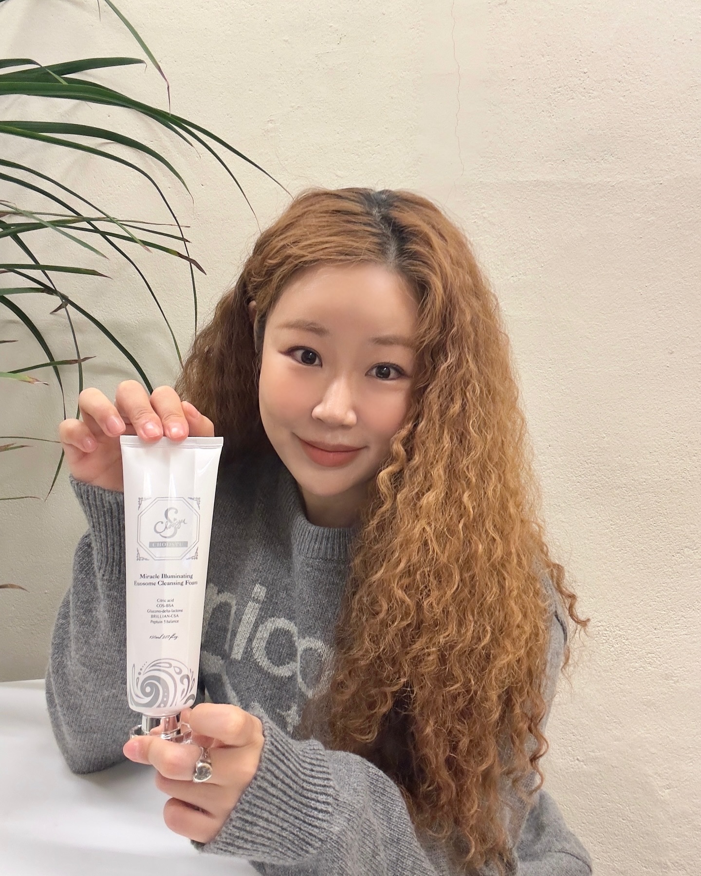 #협찬 쌀쌀한 날씨에 건조한 요즘 보습만큼 중요하게 생각하는 클렌징! 🧼🫧

#초슈미라클일루미네이팅엑소좀클렌징품 은 순한 성분과 부드러운 거품! 그리고 촉촉한 마무리감까지 맘에 쏙 든 제품에요! 

유산균& 병풀 엑소좀 성분으로 콜라겐 생성과 세포 재생을 촉진해 피부 복구와 보호 효과를 제공하는 이중 관리 제품으로 세안 후에 즉각적으로 피부가 맑아지는 느낌과 정돈된 피부 결이 맘에 쏙 든 제품! 

듀얼 엑소좀으로 피부 장벽과 안티에이징까지 관리하는 #세안템 으로 추천드려요! 

🛒liora.2024_ choosyu.official 

#초슈 #choosyu  #클렌징 #엑소좀 #클렌징폼 #피부관리 #스킨케어