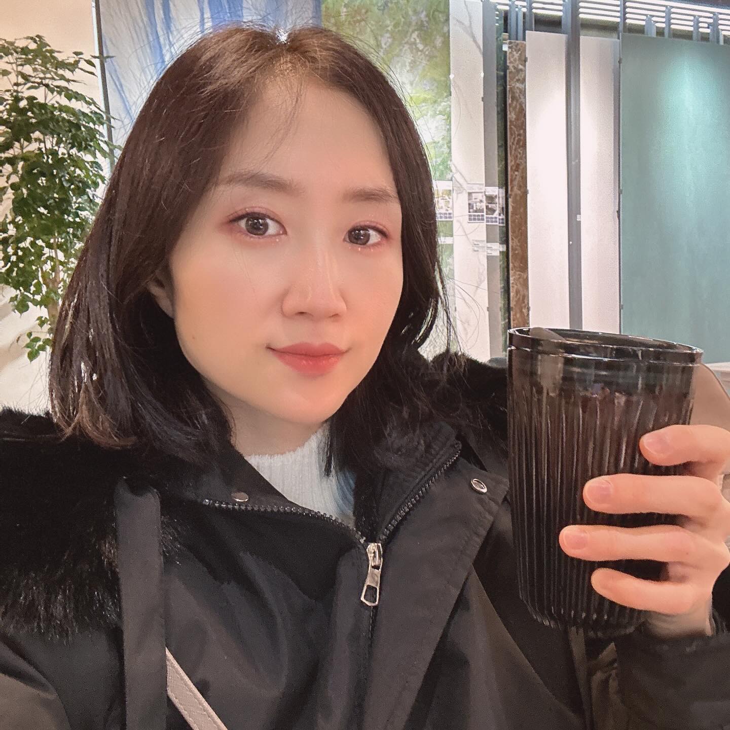 #협찬 
요즘 텀블러 많이 쓰시죠?
제가 쓰는 텀블러는 내열성과 내구성이 우수한 트라이탄 소재로 만들었어요
모양도 정말 이쁘죠??
냄새 베임도 적고 세로 패턴으로 물기제거도 탁월해요
세로 패턴이 있어 손에 쥐었을때 미끄러지지도 않고
디자인도 유니크해서 선물용으로도 좋아요
뚜껑도 있어 휴대하기도 편하고 빨대로 마셔도 되고
바로 마셔도 될 정도로 편하게 디자인되이 있죠
음용 부분은 실리콘 마개로 되어 있어 밀어서 열고 닫고 하기 좋답니다
사이즈도 6온스부터 16온스까지
색상도 오렌지와 블랙 두가지
취향에 따라 선택할 수 있어요

저도 가지고 다니면서 회사나 카페에서 테이크아웃으로 마셔요
정말 가볍고 최고

huskeecup.korea  

👉 https://themindful.kr/product/list.html?cate_no=54
.
.
.
#텀블러 #트라이탄텀블러 #디자인컵 #밀폐텀블러 #허스키 #휴대용텀블러 #텀블러선물