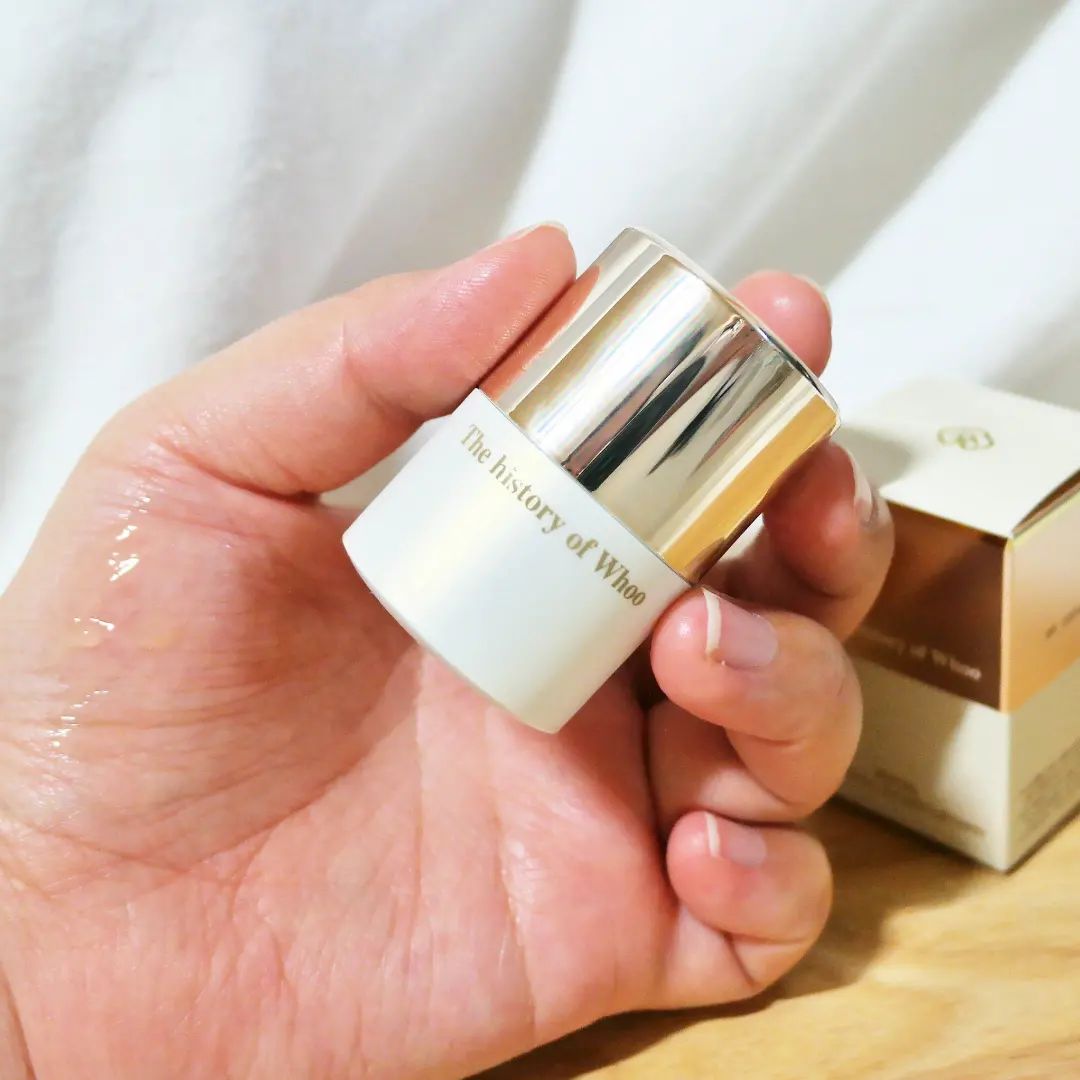 #협찬

💋더히스토리오브후 로얄 에센셜 골든 립세린💋
15ml / 42,000원 

무려 순도 99.5% 순금을 함유해 금세린이라고도 불리는 💋골든 립세린💋은 순금 플레이크가 박힌 멜팅 텍스처로 입술 위에 바르는 순간 녹아들듯 발려요. 

단순히 보습감만 챙기는 게 아니라 순금과 함께 비타민 E가 함유되어 있어서 입술에 수분 보호막 형성 및 강력한 항산화 효과를 전달함으로써 입술 안티에이징까지 챙겨주는 립 안티에이징 립밤이에요. 

금뿐만 아니라 진주, 호박 등 대표 궁중 보석 성분을 담아 입술을 반짝이게끔 하는 데 도움을 준답니다. 

비타민E + LG만의 립케어 포뮬러 ‘LG 세린 펜타 턴오버 리커버리 콤플렉스'를 함유한 항산화 포뮬러로 인해 보습은 물론 각질, 탄력, 윤기, 주름 케어까지 한 번에 챙길 수 있어요. 

용기 하단 다이얼을 반시계 방향으로 돌리면 내용물이 나오는 Air-Fit 용기를 사용해서 위생도 챙기고 오랫동안 유효 성분이 유지되니까 처음부터 끝까지 동일한 사용감을 느낄 수 있어요. 

끈적임 없는 촉촉하고 쫀쫀한 텍스처로 립밤뿐만 아니라 립 마스크로도, 립 수면팩으로도 활용할 수 있고, 일상 속에서 자극받은 입술을 진정시키는 진정밤으로 사용해도 좋더라구요. 

게다가 포켓 사이즈라 파우치에 쏙! 주머니에도 쏙! 휴대하기는 또 얼마나 좋다구요!! 

동안 입술, 💋더히스토리오브후 로얄 에센셜 골든 립세린💋과 함께라면 틈새 안티에이징 케어하기 어렵지 않을 것 같은데요?

#화해 #화해SNS리뷰단 #립안티에이징 #골든립세린 #틈새안티에이징 #골든립챌린지 #금세린 #립밤추천 #립케어추천