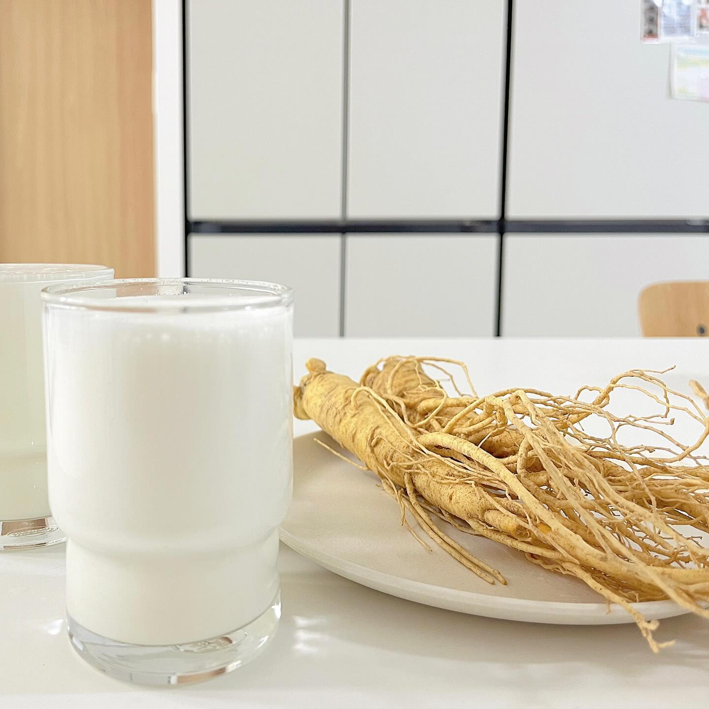 🥛
선물받은 인삼을 우유와 꿀 한스푼을 넣고 갈아서 건강하게 마셔보았어요. 
인삼은 혈류 흐름을 원활하게 하는 효능이 있어서 에너지가 빠르게 공급된데요!
식품전용지에 곱게 담겨 택배로 받아보았는데 정성을 담은 품질 좋은 신선함이 느껴지더라고요. 
100% 국내산 제품으로 새해 설 선물로도 좋을 것 같아요:)

#영주풍기인삼 #선물 #청년농부영주풍기인삼