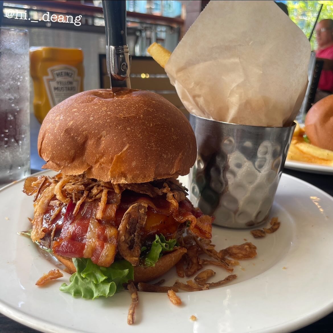 ॱଳ͘ 
오늘같이 날씨 좋은 날
가장 생각나는 하와이 하드록카페 수제버거🍔

탁 트인 2층 창가에서 먹었는데
너무 맛있어서 한 메뉴 더 시킨 건 비밀

사진 보니까 또 가고싶 ⸝⸝ʚ̴̶̷̆ ̯ʚ̴̶̷̆⸝⸝ 

#하와이 #하드록카페 #수제버거 #버거맛집