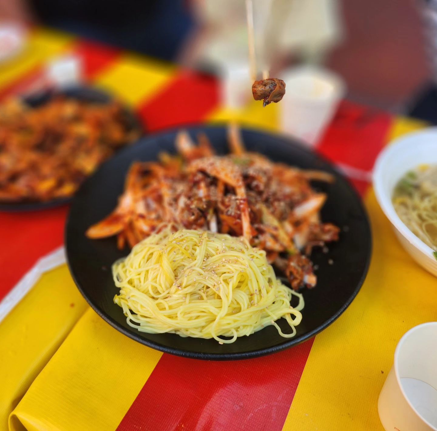 .
아파트 야시장~
안주는 엄청 비싼데~ 
지나칠수가 없다!!🤣
.
#아파트야시장 #야시장투어
#풍선던지기만8번 #한달용돈한방에끝