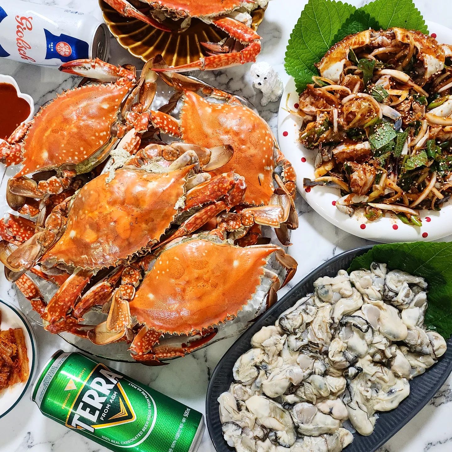 먹는 순간🦖만큼은  걱정근심이 사라지는 기분쓰!
A ㅏ아아아아아아(소리지르는 중) 근뎃 진짜 
욕 좀  해도 되나효😭😭😭😭😭
181818181818  아 진짜 일팔일팔
(욕해서 죄송합니닷 오죽하면 저럴까나 이해부탁쓰)
힘들어 D져버리겠다구효
젭알젭알 우리 회사 와달라구효
진짜진짜 힘들어서 ㅠㅠ
욕하면서 일하게 되더라구효 
안그래도 더러운성격 더 더러워질 것 가틈쓰
.
핸폰 볼 겨를도
없이 일하고 흙흙 
쬐쯩나쬐쯩나 
.
우리 팀원 총 4명인뎃 1명 빠져서 죽겠다구효
근뎃뎃
왜왜왜 아무도 이력서를 안들고 오는건지...
1명 왔다고 좋아했는뎃
슈밤바! 바밤바 !
다른 데 채용되서 가버렸다구효 흙흙흙흙 
.
여튼 #엄마밥상 덕에 기운 좀 차려봅니닷
사진은 배고파서 급한마음에 발로 찍음ㅋㅋㅋ
.
그건 그렇고 여러부우우운 #양념게장 만들  때
깻잎 찢찢해서 넣어보세효
개존맛탱탱탱!👍💯💯💯💯💯💯💯
.
.
#생굴 이 조낸 먹고 싶었었는뎃 오지게 흡입했다횰 캬캿
#꽃게찜 조하조하 게새뀌 살 실한 것 좀 보소보소
#먹방 할 때만 조금?행복함쓰
요즘 🦖은 #삶의낙 이 없음 
#피곤 해 흙흙 #집밥 #저녁밥상
.
.
