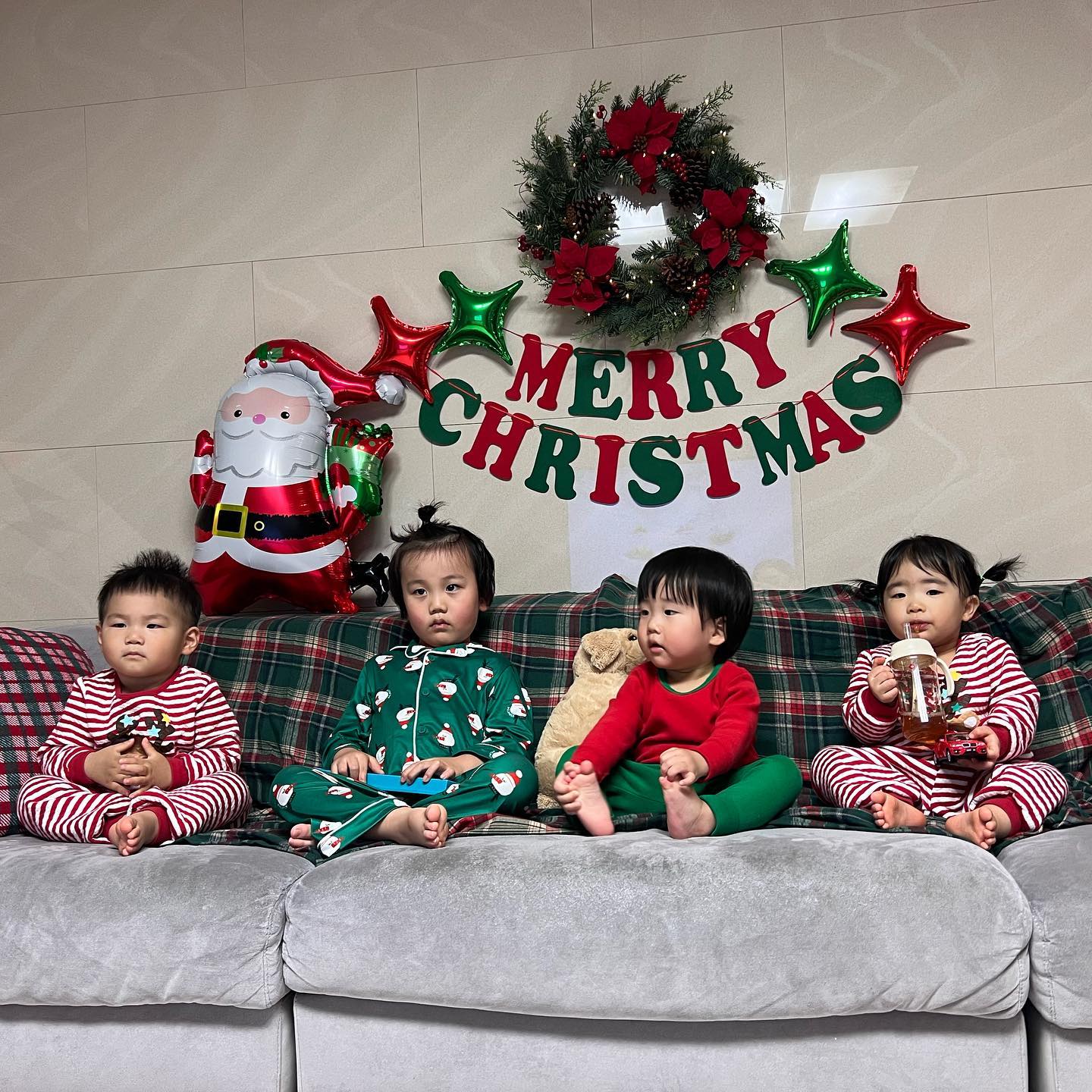 미리 메리크리스마스💚❤️
작년에도 아빠 산타보고 오열했는데
이번에도 보자마자 오열🤭 그 모습마저 귀엽고 난리💕
울 애기들 내년에도 건강하고 행복하자!
#미리크리스마스 #메리크리스마스