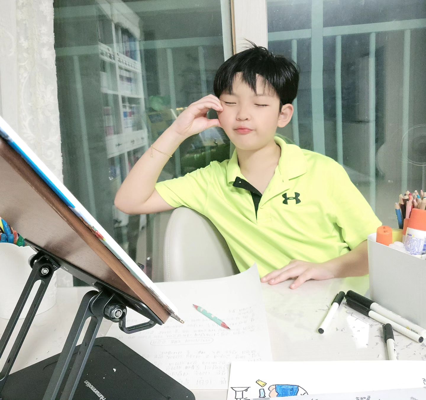 내일이 개학이라 이 시간까지 벼락치기하는 민재🧸
조금만 더 힘내자💪
엄마는 앞에 앉아서 민재가 힘이 빠질때쯤, 짜증날때쯤 
응원 한바가지🤹‍♀️

#초딩맘 #초등아들 #방학 #방학숙제 #벼락치기 #여름밤