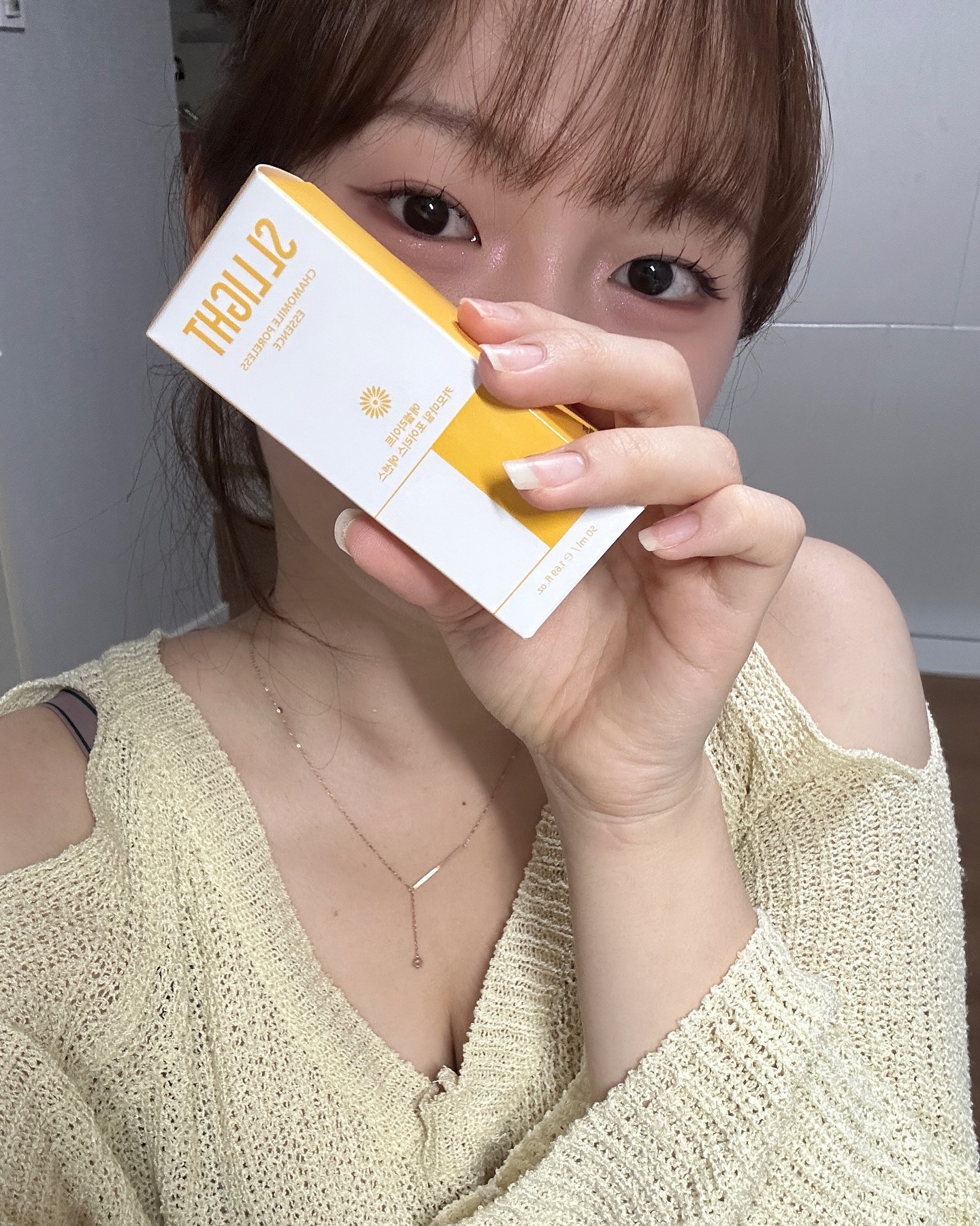 #광고 #협찬 #에셀라이트 #한가인패치 #카모마일포어리스에센스 #카모마일에센스

🌼에셀라이트 카모마일 포어리스 에센스🌼

- 피부 정화에 도움을 주고 늘어난 모공에 긴장감을 부여하는데 도움을 주는 카모마일이 통째로 들어있는 에센스
- 글루타티온과 비타민C, 나이아신아마이드가 함유된 미백 기능성 화장품
- 저자극 각질제거 PHA성분 함유되어 피부 결을 정돈
- 수분 제공을 위한 10종 히알루론산이 함유되어 매끄럽고 촉촉한 피부로 관리해주는 에센스입니다
- 1일 2회 사용시 약 40일 이상 사용할 수 있는 50mL 대용량 에센스
- 20가지 피부 주의 성분 배제, 알러젠 프리향으로 피부에 안심하고 사용 가능
- 인체 적용 시험 결과 피부 저자극 인증