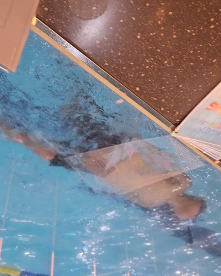 일주일 딱 한번 가는 수영!
오랜만에 배영 보니 팔돌리기를 안하네

배영tip 
✔️시선은 하늘을 바라보고 팔을 돌릴때에는 귀 옆에 붙여 곧게 돌려야 똑바로 갈 수 있어요.
✔️다리가 가라앉으면 안돼요!
✔️몸을 쭉 뻗어주세요
✔️몸이 물 위에 동동
✔️하체가 가라앉지 않도록 몸은 곧게
✔️발차기는 열심히!