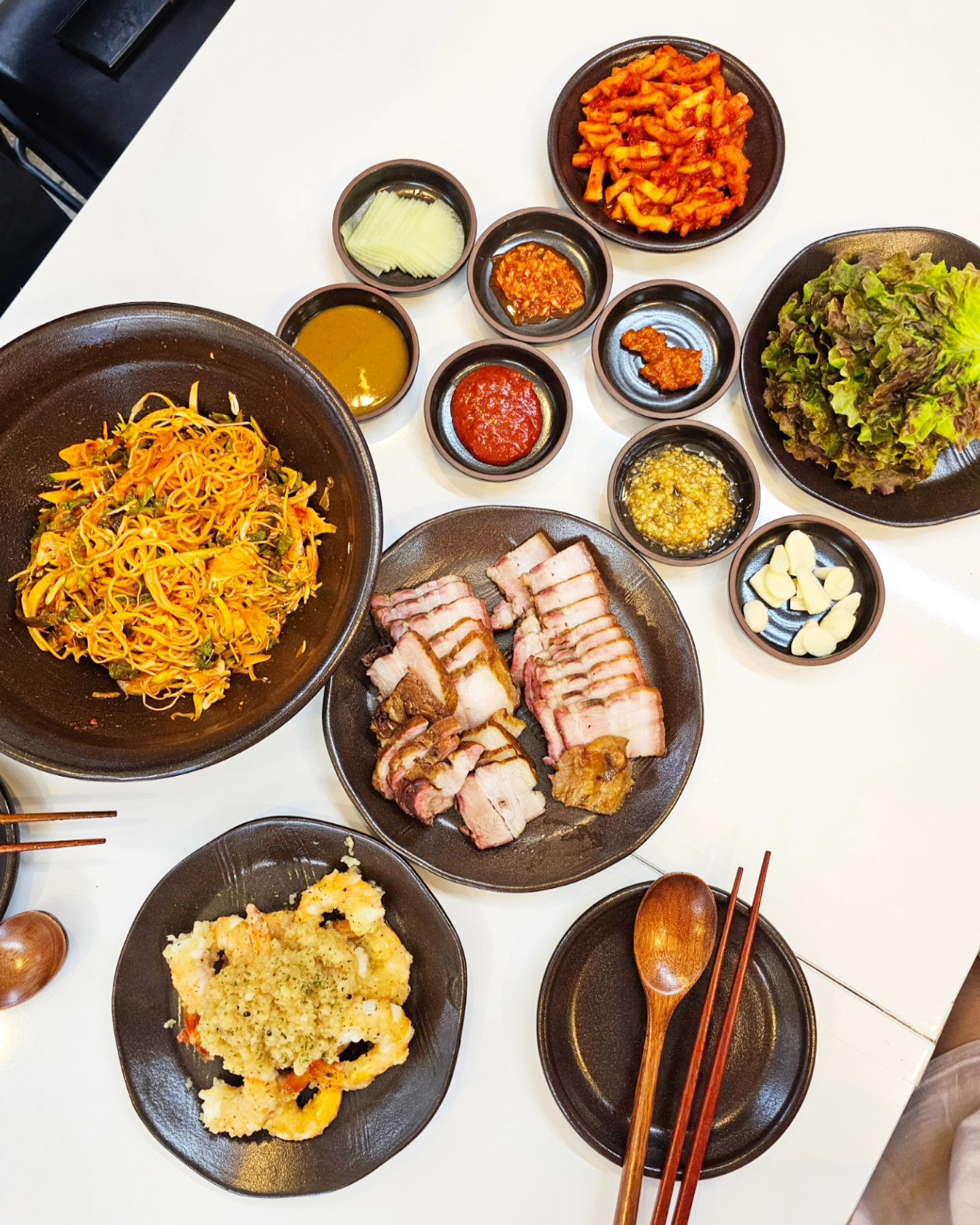 #협찬
#주말 #저녁 #오늘은여기
#남편이랑 오붓하게 고기먹으러왔어요
깔끔한 외관이라 늘 궁금했던 #송가찜육

#고기덕후 라 수도없이 다양한 고기를 먹어봤지만
수육도 바비큐도 로스나 훈제도 아니고 찜육이 뭐지?
알쏭달쏭했는데 3일이상 숙성한 냉장돼지고기를
사장님만의 특별한 비법으로 황토항아리에 2시간이상 쪄내 
수육도 아니고 훈제고기도 아닌 진짜 익숙하면서도 독특한
새로운맛의 고기더라구요

얇팍하게 썰려나온고기는 
보쌈과 수육과 편육과 훈제바비큐의 그 어디쯤? ㅎ
그모두의 장점이 더해서 향긋한 훈제향과함께
쫀득한 껍질은 질기지않고 육질은 육즙 촉촉하게 고소해서
진짜맛있어요 같이내주신 소스며 반찬들도 모두
직접만드신다니 솜씨좋은 사장님의 손맛에 반했습니다

같이주문한 버터갈릭 쉬림프도 마늘특유의 아린맛없이
감칠맛폭발하는 마늘과 함께 풍미도 식감도 좋더라구요
매콤아삭하게 비벼먹는 국수도 너무달지않아
찜육이랑 함께 싸먹기 👍 

특히 원테이블로 예약시간 내 저희부부밖에없고
큼직한 TV가 있어 아무거나 원하는대로 볼수있어
뭔가 친구집에 놀러온거같고
맛깔나면서 푸짐한 상차림에 만족했던 식당입니다

#강북맛집 #수유맛집 #고기맛집 #찜육
#미아맛집 #오늘뭐먹지