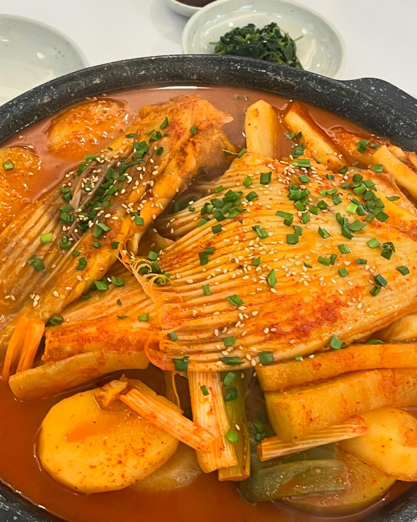 생선조림 좋아하시나요? 생선조림 좋아하시면 여기 무조건 추천 드려요!!!!!😎

분당 정자에 위치한 생선조림 전문점 #생선선생 
치아가 없어도 먹을 수 있을 정도로 입에 넣으면 살살 녹아 내리는 가오리조림 🧡

감자와 말랑한 떡까지 가득 들어있고, 국물도 정말 시원하고 깔끔한 맛이라서 밥 비벼 먹기에 딱 좋아요! #밥도둑 
직원분들도 너무 친절하고 마지막에 후식으로 식혜까지 🥺❤️

딱 하나 단점은 ! 인기가 너무 많아 웨이팅 각오하시고 가셔야합니다 🤣 멀리 속초 안가도 된다 🎶

✔️내정로119번길 7 1층 생선선생

#정자동맛집 #정자역맛집 #생선조림맛집 #분당맛집 #맛집추천
