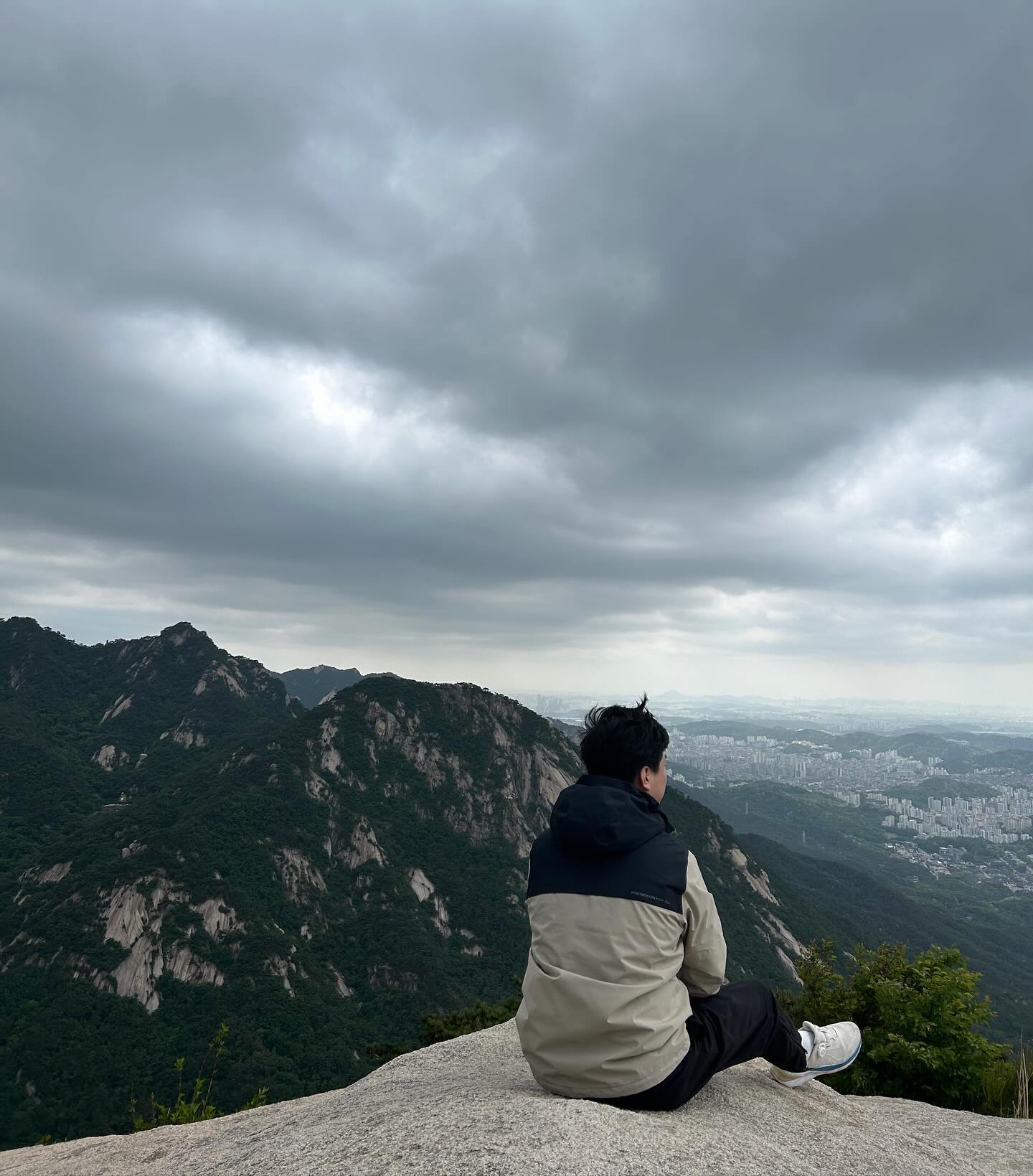 24.05.11 (토)
한사랑모임 북한산 등반⛰️

오후엔 비도 오고
바위에 긁혀 영광의 상처도 얻었지만
아침 9시 반부터 새벽 2시까지
원없이 놀았다🫠