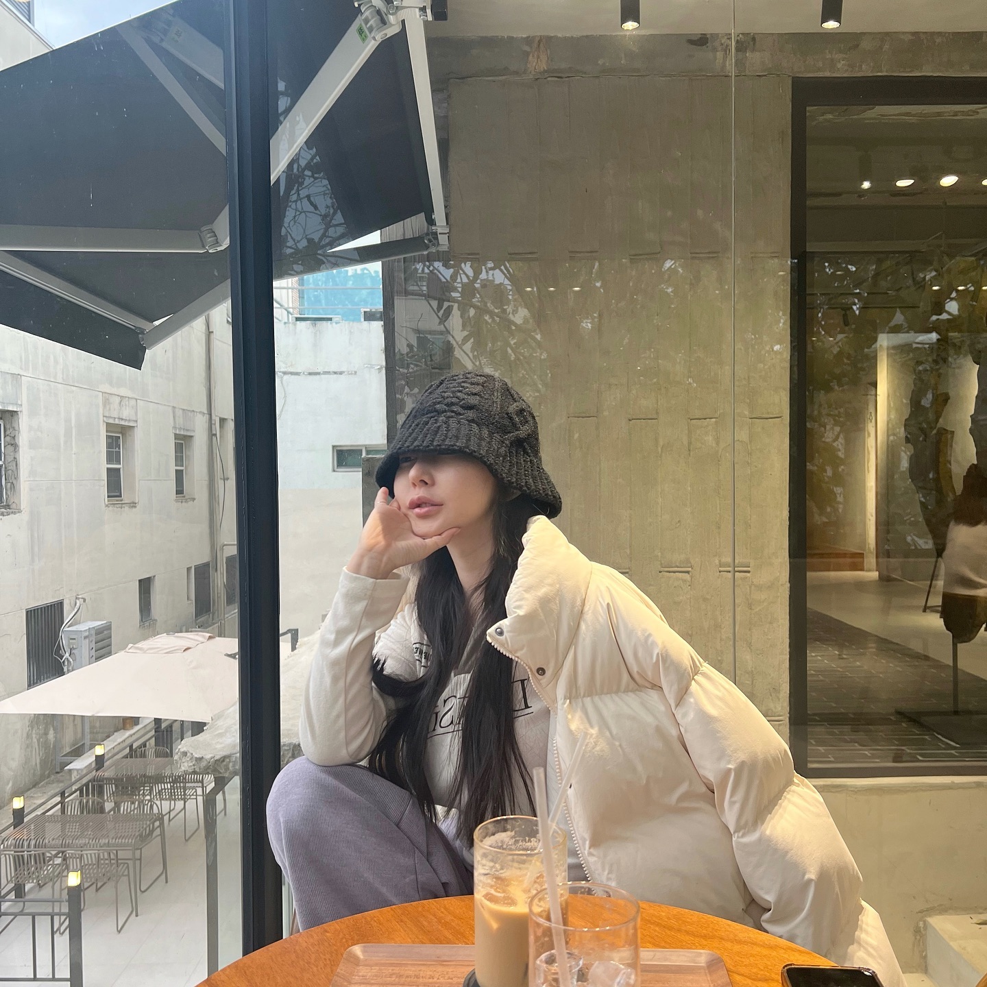 화장 안했는데 이쁜 카페 와서 부끄러움