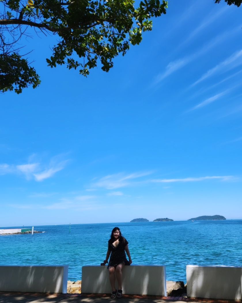 #첫줄안녕🙋‍♀️ 
#오늘아님
#230804

코타키나발루 3박 5일 여행🏖🏝

마지막 날이라 할 수 있던
수영장 한번 더 가고, 
피쉬앤칩스/피맥 후

인피니티 풀/프라이빗비치까지
(사실상 동네수영장?사우나에 온 것처럼 찍혔네🙂‍↕️🙂‍↔️)

가이드님의 배려로 코코넛주스도 얻어먹고
워터프론트 한번 더 가서
파인애플볶음밥?과 맥주-
쓰다보니 1일 1술인 느낌🫠🫠

저녁 비행기라 예쁘게 찍힌 구름샷이 없지만
가이드분도 너무 재미있고 친절하셨고
코타키나발루 다음에 이 가이드님과 가고싶을 정도👍🏻👍🏻

패키지여행이었지만 노쇼핑 자유일정추가로
여유롭고 날씨도 너무너무 좋아서 만족스러웠던
코타키나발루 여행기록 끝👊🏻👊🏻
(출국 시 못샀던 담배, 주류, 기념품은
입국 시 모두 구매할 수 있어 다행/ 남은 링깃은 모두
코타키나발루 간식으로)

#일상 #코타키발루여행
#코타키나발루 #워터프론트선셋
#선셋 #선셋맛집 #1일1맥주 #1일1술 #포토존 #인생샷 #날씨요정 #프라이빗비치 #인피니티풀 #코코넛주스 #필리피노마켓 #야시장 #비행기 #daily #trip #travel #또가고싶은곳 #코스최고 #교원투어 #션가이드님