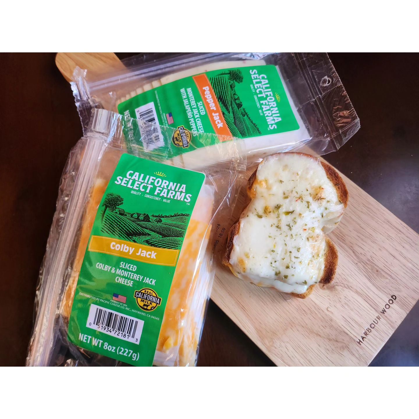 치즈 한장으로 브런치 완성 🧀
realcaliforniamilksouthkorea 함께 🧀
.
🧀 그릴드 잭 치즈?
.
🧀 Real California Milk" 씰은 캘리포니아산 우유만을 사용하여 만든 자연 치즈임을 인증하는 마크라서 완전 안심
.
🧀  페퍼 잭 : (몬테레이 잭 + 고추)
몬테레이 잭의 부드러운 맛과 고추의 매콤함을 동시에 맛볼 수 있는 것이 매력인 치즈. 타코 등의 멕시칸 요리, 샌드위치, 맥주 및 와인 안주 등 다양하게 활용이 가능합니다
저는 맥앤치즈 해먹어도 너무 좋을것같아요 😆
.
🧀 콜비 잭 : (몬테레이 잭 + 콜비)
콜비 치즈와 몬테레이 잭 치즈를 섞어 2가지 치즈의 장점인 고소하며 다양한 풍미가 특징으로 스파게티, 그라탕, 샐러드 토핑, 샌드위치 등 활용 가능. 마블 무늬가 있어서 요리가 더욱 맛있게 보이는 치즈 입니다.
완전 기본템 그자체 진짜 어느요리든 찰떡템 😀
.
🧀 '그릴드 잭 치즈' + 캘리포니아 치즈 샌드위치는
치즈가 잘 녹아서 만들기 쉽고 , 치즈만 넣어도 훌륭한 샌드위치 완성되서 별다른 소스없이도 완벽하게 완성
됩니다.

🧀 캘리포니아 치즈는 이마트, 쿠팡에서 구매가 가능합니다
.
.
.
.
.
.
#광고  #RealCaliforniaMilk #RealCaliforniaCheese #캘리포니아유제품협회 #캘리포니아치즈 #치즈 #페퍼잭 #콜비잭 #그릴드잭 #잭치즈 #치즈샌드위치 #mahanaim_128협찬