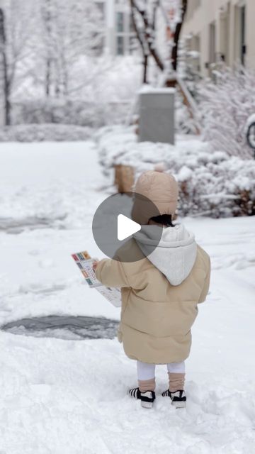  무무, 심이준, 시미준 🧸 on Instagram: "눈 펑펑 왔던 목요일 ☃️🤍

등원 10분 전 이준이랑 짧은 눈놀이했어요! 
새하얀 세상 보고 어찌나 좋아하던지 🤭

키즈노트에서는 이준이가 눈 밭 위에서 강아지처럼 신나게 뛰어놀았다고 하던데 그런 모습 못 봐서 넘 아쉽더라구요.. 
이럴 땐 워킹맘인게 너무 너무 싫은 저입니다… 🥲

그래도 겨울 끝나기 전 이준이랑 눈 한번 더 봐서 넘 행복했어요
이준이도 좋았지? 🤍🩵

#시미준 #시미준_일기"