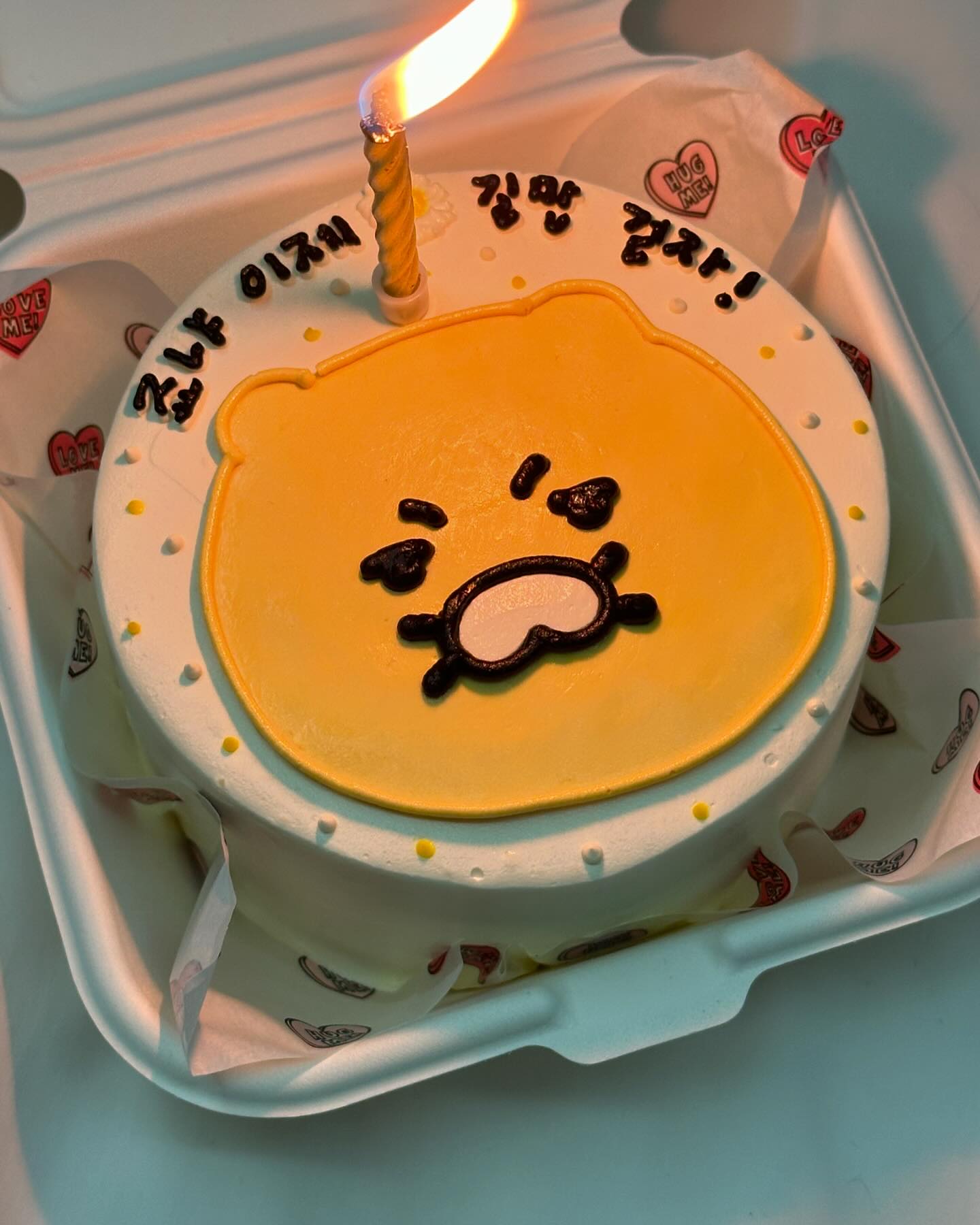 춘식이 닮았다고 선물 받은 케이크인데..🎂
저 좀 닮았나요?ㅋㅋㅋㅋㅋㅋㅋㅋ #춘식이닮은꼴 

요즘 너무 더워서 강제 집콕러라🥹
일상이 매일 똑같아서 인스타도 뜸해지네요 흑흑..

이제 호두도 거의 회복되어 가고,
저도 다시 일을 시작하려 하는데요ㅎㅎ

익숙치 않던 쉼이 익숙해진 지금처럼
이젠 쉼이 그리운 날이 오겠죠?

매일 치열하게 살았는데,
이렇게 가끔 쉬어가는것도 괜찮나 싶은 요즘입니다:)

여러분의 요즘은 어떠신가요?
