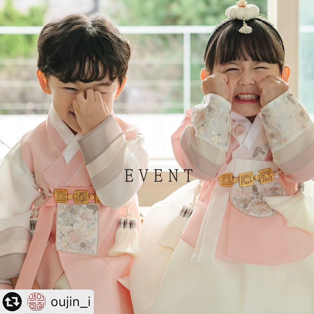 #리그램 - oujin_i by get_multi_repost
[어진아이]

EVENT 공지📣

24년 설 맞이하여
이벤트 준비했어요^^

총 10분!!
10명의 아이들에게 한복을 보내드릴께요

아이가 한복입은 모습을 
예쁘게 사진으로 담아주실 분들 환영합니다^^

✔️한복은 랜덤으로 아이에게 어울릴만한  디자인으로 발송됩니다
✔️디자인,사이즈 또한 교환은 안되니 양해부탁드립니다
✔️✔️타 사이트 중복신청 안되니 양해부탁드려요(중복신청시 자동탈락됩니다)
ㅡㅡㅡㅡㅡㅡㅡㅡㅡㅡㅡㅡㅡㅡㅡㅡ

🔆참여방법🔆

1 oujin_i 팔로우 해주세요

2 본 피드에 ’좋아요‘ 꾹 눌러주세요

3 본 피드 중 맘에드는 사진을 골라 리그램해주세요 

ㅡ필수해시태그ㅡ
#남아한복 #여아한복 #유아한복 #어진아이

4 리그램 완료 후 본피드에
  아이의 성별/신장/몸무게 댓글로 달아주세요

5 친구들 태그^^ 마구마구 소환해주세요^^

☆1~5 모두 완료하신분만 이벤트에 참여됩니다☆

🔆모집 인원🔆
 10명 
 (백일~160cm이하의 아이)

🔆모집 기간🔆
 1월 2일(화) PM3:00
 ~1월 8일(월) PM6:00 까지 입니다

🔆당첨자 발표🔆
 24년 1월 11일 (목)

🔆당첨 후 활동🔆
 1 택배수령 후 일주일 동안 피드 1개이상
  올려주세요 

 2 필수 해시태그를 꼭 달아주세요

 비공개 계정 ❌❌️
 이벤트 헌터 ❌❌️
 수령 후 잠수 ❌❌️

예쁘게 리뷰 올려주실분들 환영합니다♡♡

우리 아기들이 더 귀해지도록
우리 아기들이 더 예뻐지도록
우리 아기들이 더 빛나도록
어진아이는 노력합니다
 
어진아이가 비록 최고는 아니지만
어진아이로 인해 우리 아기들이
최고가 된다면 그걸로 만족합니다

#어진아이한복 #남매한복 #추석한복
#아기한복 #남자아이한복 #여자아이한복