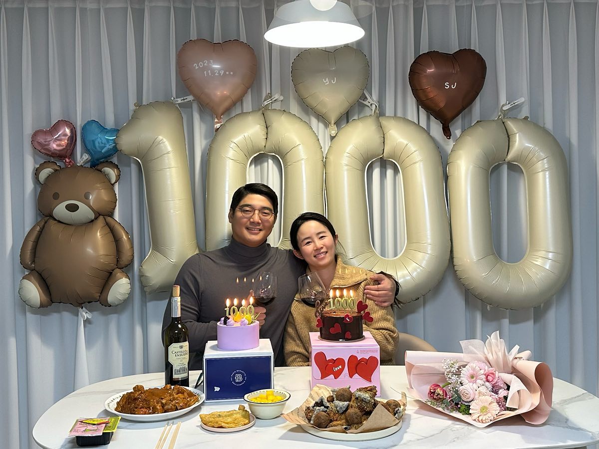 퇴근 후 급하게 준비한 우리 둘의 1000일 파티❤️
풍선 크기 오바해서 ㅋㅋ 에어텐트용 전동펌프로 바람넣기 신공!!
왜케 늦나 했더니 케익이랑 꽃다발 준비한다고 그랬네 근육모니❤️
나도 준비했는뎅,, 헤헿❤️
나보다 티몬과 품바가 더 날뛰며 준비한 1000일 파티❤️
벌써 삼촌이랑 엄마가 1000일이나 되었냐며..😃
앞으로 2000일 3000일 함께 행복하자 승주니야❤️
많이 많이 사랑해❤️
.
#1000일기념파티 #사랑해근육몬❤️