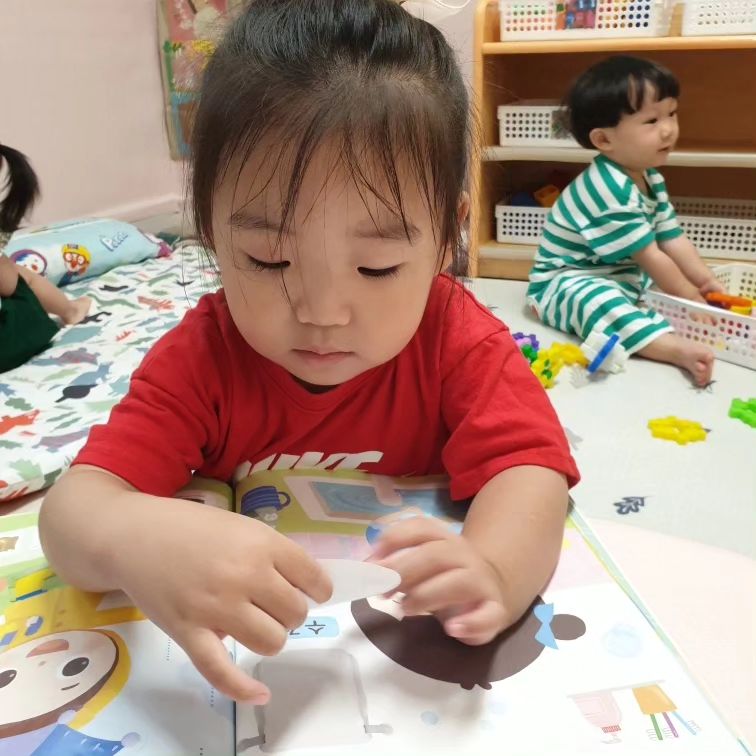 #29개월아기 #어린이집생활 

오늘은 비와서 꿀꿀했지만 창밖을 보면서 엄마 비! 하는게 너무기여워따 
우산사달라고 하도 그래서 주말엔 우산사러가자♡ 
밥먹으면서 물한바탕엎어서 결국 잠옷바지 다젖규^^.. 급하게 먹다말고 씻기고 속옷갈아입히고~ 엄마 미아내 하면서 발음도 안대는 말 하는게 너무기여워서 한참웃었넹 ㅋㅋㅋㅋ이젠 내가 무슨말하면 받아쳐주고 쉴새없이 옆에서 떠드는게 가끔은 귀아플때도 있지만 그만큼 많이 컸다는 증거겠지🥰 
친구들이랑도 잘지내고 얼집도 잘다녀서 넘기특해💟 고집도 을매나쎈지 무조건 나이키입겠다고 아침부터 옷으로 싸워따 ^^ ㅋㅋㅋㅋㅋ그래 그래 지우하고싶은거다해 엄마가 다해줄게🩷

#오늘도사랑해