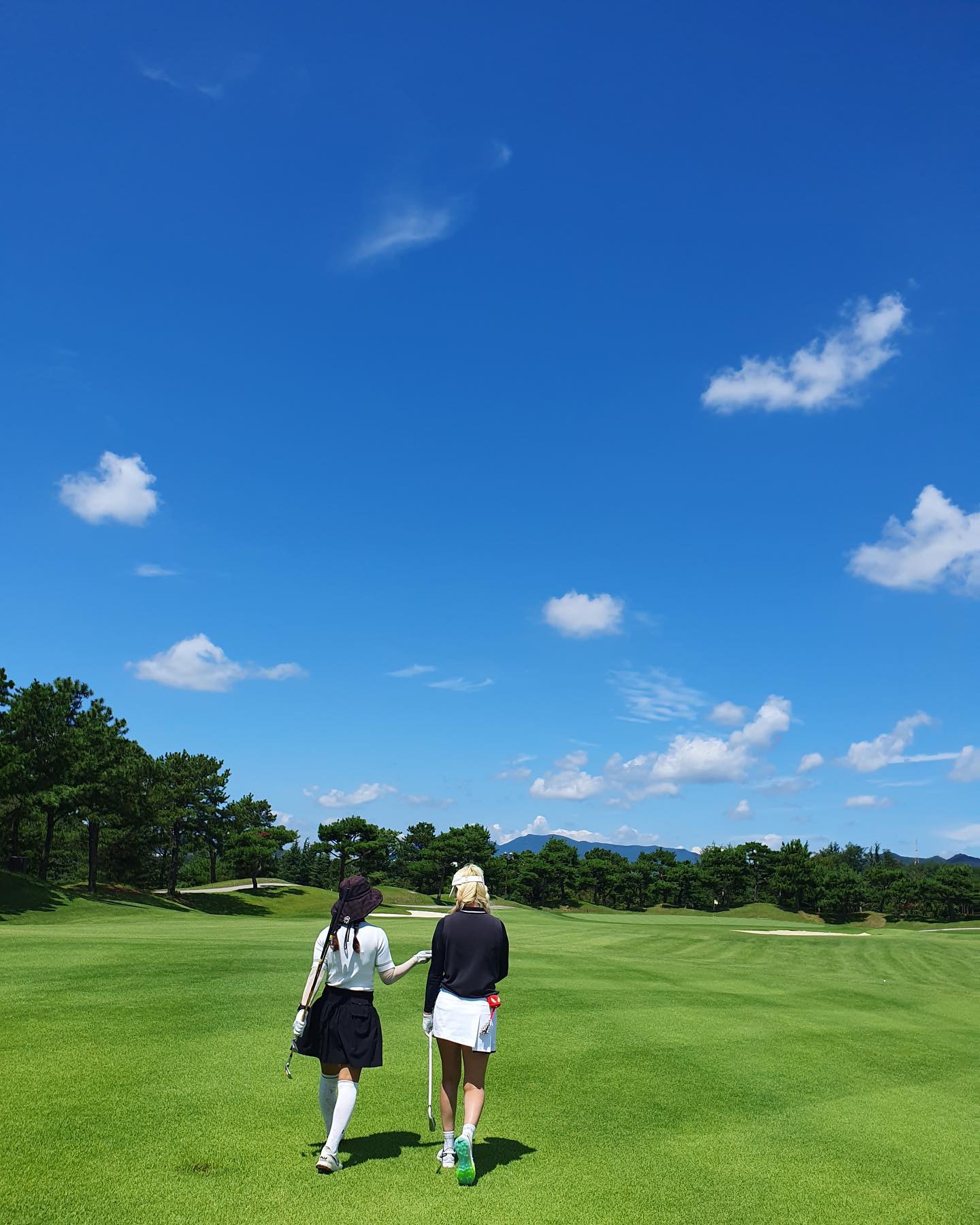 ⛳️🏌🏼‍♀️👩‍👧
