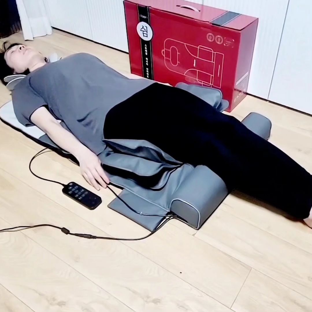 #협찬
요즘 피로없이 개운하게 
잘 사는 이유 바로 이거~!
◀️아이룸 온열 안마매트 BIOS MEGA▶️

내 마음은 10대인데
날마다 삐걱대는 내 몸을 위한 힐링

아이룸 스트레칭 마사기지로 
오늘도 피로 싹 날리고~ 
으쌰 하실분들 주목하세요!!!

근육통, 피로, 관절 
여기저기 곡소리 나는 내 몸에 
또는 부모님선물🎁이나 집들이 
지인선물🎁도 가성비 좋은 
새롭게 탄생한 BIOS
시원한 골반 집중 마사지와 
온열기능으로 따뜻하게 
✔️4가지 기능의 마사지
(복합,스트레칭,트위스트,릴렉스)
✔️온열매트
✔️골반 안마 강화 
✔️부위별 집중 마사지
(목/어깨, 등/허리, 골반)

따스한 온열매트로 
활력을 듬뿍 충전하는 타임~💟💟
시원한데 압이 쎄지 않아서 
아프지 않으니 더 좋아요~
스르로 잠이 오는 편안함

쉽고 편하게 내 몸에 주는 힐링😍
집에서 수시로 즐기세요~ 

#온열마사지기 #양가선물 #온열매트 #마사지기 #안마매트 #안마매트추천 #가성비안마기 #블로그체험단

iroom24h