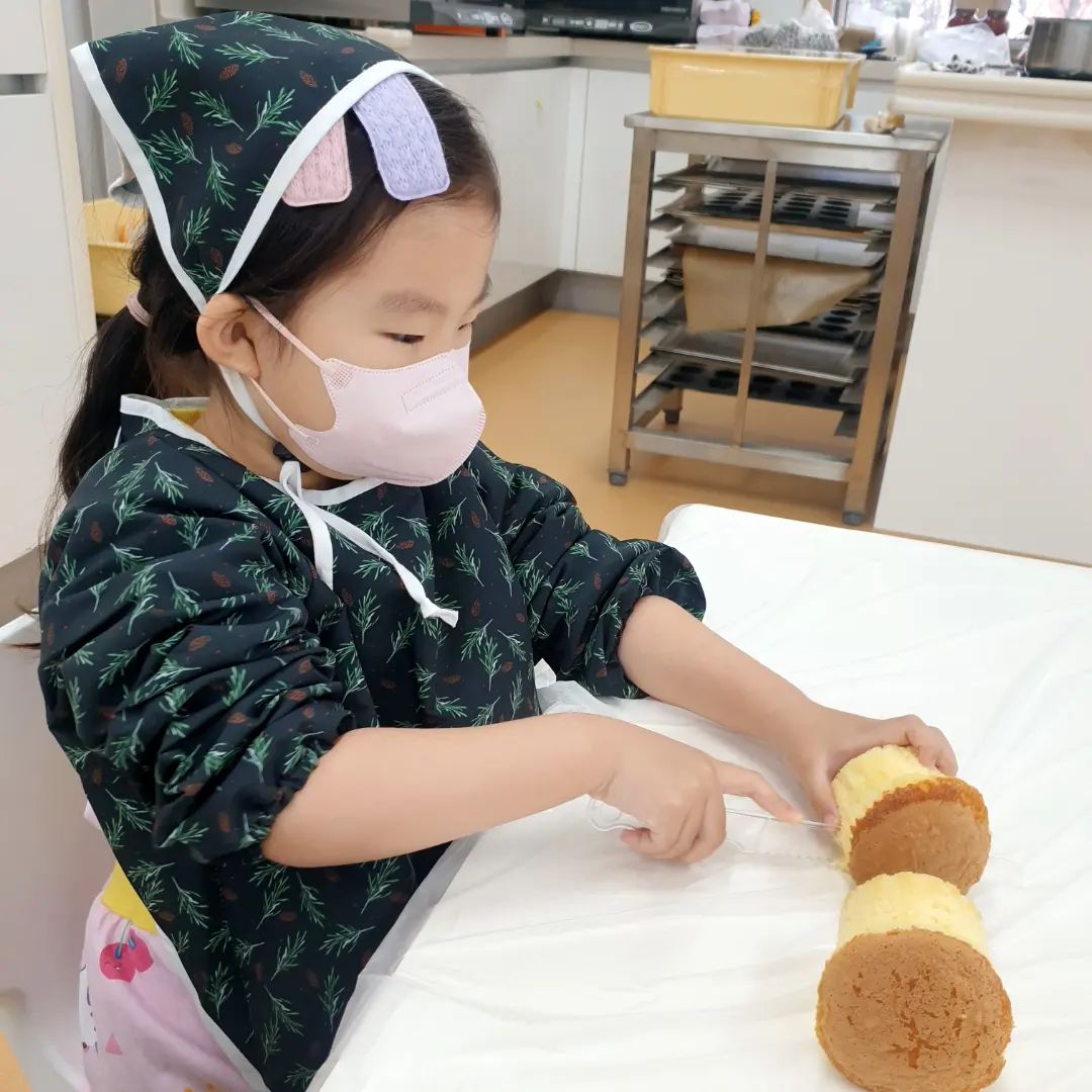 ㆍ
집에서 엄마랑 요리해보는거랑
강의실에서 선생님과 요리 수업하는거랑은
차원이 다르쥐 😆😆
 
며칠전부터 산타할아버지, 루돌프 컵케잌 만들러
간다고 들떠있던 유나씨 😊
 
너무너무 야무지게 잘 만들었어!
대견해! 기특해! 🥰
 
 
 
#57개월 #요리수업 #컵케잌만들기 #요리특강
#겨울특강 #딸을위해 #엄마의빠른손 #스피드예약
#접수창오픈되고 #1분만에 #마감
