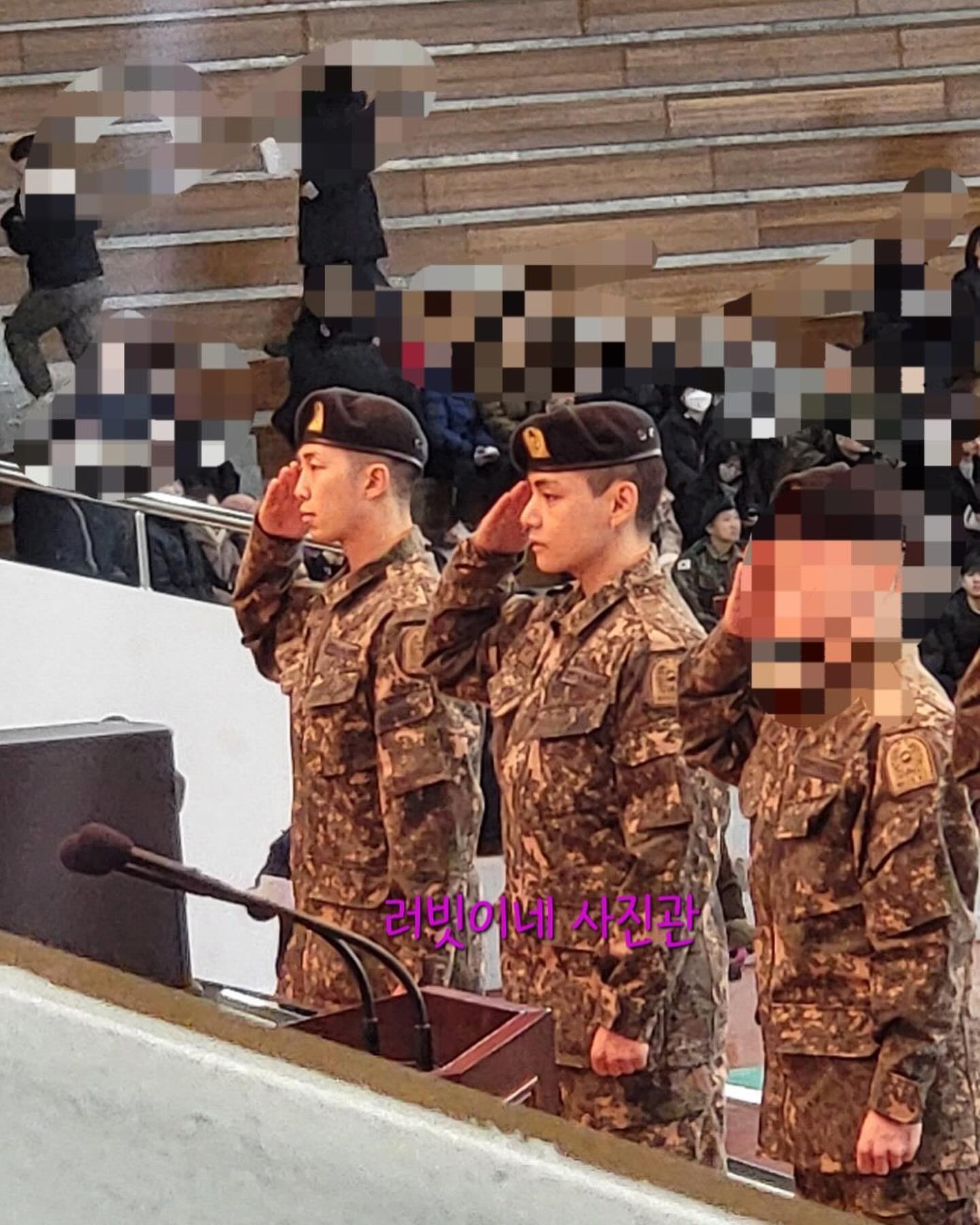 오늘 우리 태형이 남준이 수료식날
너무너무 고생했어🥺
너무 멋있다 ( o̴̶̷᷄ ·̫ o̴̶̷̥᷅ ) 

최정예훈련병 200명중에 5명이라는데,,
자격이말이다,,

윗몸일으키기 2분에 86개 이상
팔굽혀펴기 2분 안에 72개 이상
1.5km 달리기 5분 28초 이내
3km 달리기 12분 30초 이내
영점사격 20발 중 16발

혜택
수료식날 외박가능
포상휴가 획득
조기진급

미쳤다 진짜 방부심오늘 포텐터짐😭😭

출처는 사진속에(구짹 현X)