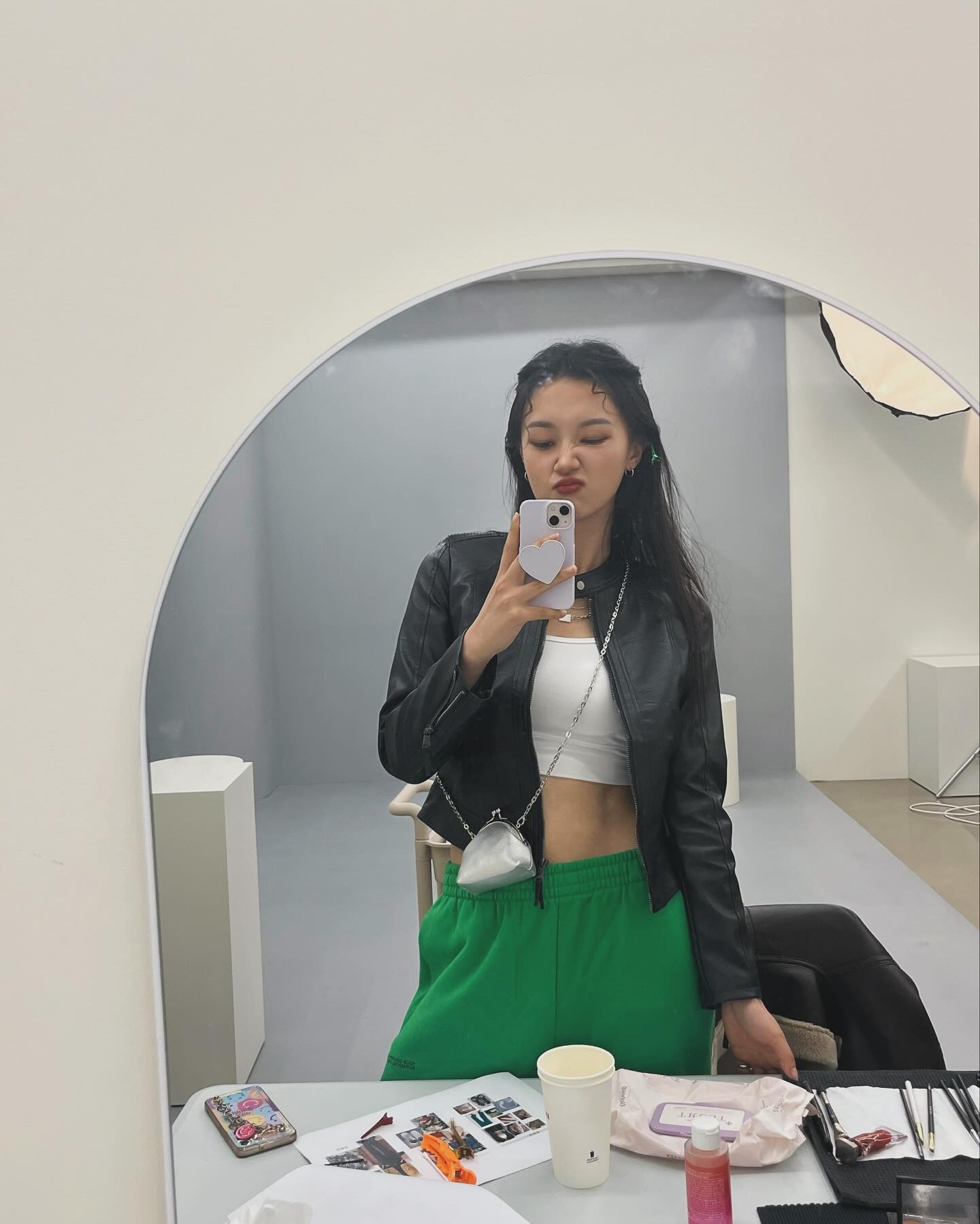 버텨온 시간이 다 내 힘이라는데
올 한 해 얼만큼 버텨냈는지 생각해보고 스스로 토닥토닥 해보는 시간
가졌으면 좋겠습니다 모두들

개인적으로 올해는 아, 노력해도 안되는게 있구나 도 느끼고 아, 노력하면 안되는게 없구나! 도 느낀 우당탕탕 한 해였어요. 그래서 전 앞으로도 쭉 노력쟁이가 되보려 합니다. 여러 분야에서 어떤 방식으로든요! 여러분들은 어떠신지요?

언제나 지나간 모든 건 아쉽고 다가오는 건 설레는 법. 정말 얼마 남지 않은 한 해 마무리 잘 하시고 항상 건강하시길 기원합니다

 암튼 바쁘다 정신없다 하면서 일과 삶의 균형 맞추기 급급했던 올 해
제가 버틸 수 있게 옆에서 지켜봐주신 모든 분들 감사합니다. 
해주셨던 귀한 말씀들 마음들 잊지 않고 기억할게요
서른의 세연도 잘 부탁드려요!🐲

#올해는꼭만나 #내가잘할게요