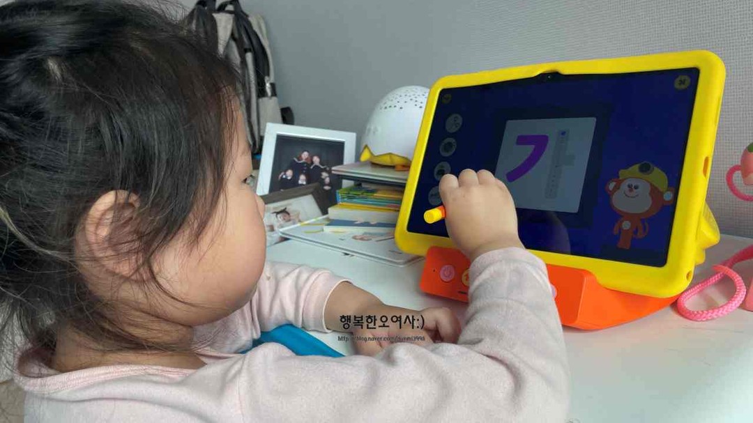 ​#협찬
-

유아태블릿수업 엘리하이키즈 하고있어요
메가스터디교육 역시는 역시
-
초등1위(2023 한국 소비자평가 1위 교육-초등온라인교육-부문)
우리아들오 올해 초1인데 
한번 신청해봐야짓
-

지면학습지 그리고 영상학습 + 화상수업까지
일주일을 알차고 체계적으로 공부할 수 있는
잡을 수 있는 엘리하이키즈
-
한글, 수학, 영어, 독서, 코딩 등
다양하게 준비되어있어서
지루할틈 없이 놀면서 놀이학습 고고고
-
오디오북을 통해서 자면서 영어를 들을 수 있어서
아이도 어른들도 대만족
-
따라써보기, 따라말하기 등을 통해
직접 함께 참여하는 컨텐츠가 많아서 
더 신나는 놀고있는거 같은데 공부가 되는군!
-
엘리하이키즈 또 만나자
-
#유아스터디학습 #유아한글 #유아영어 #유아수학 #엘리하이키즈 #메가스터디교육
#초1학습 #유아학습지 #유아한글떼기 #유아태블릿학습글공부