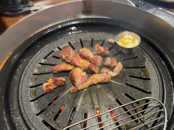 #협찬 #리뷰노트 
🥩고기 맛집 찾으시는 분들 주목~~!
염창역 고기맛집 육갑식당을 소개합니다

📍육갑식당 염창점
서울 강서구 공항대로 649 1층 102호
⏰15:30-23:30(일요일 22:00)
📞0507-1449-9314

✔️꽃삼겹살 16,000
✔️육갑 목살 17,000
✔️육갑 꽃돼지 17,000

- 특삼겹살에 칼집내달라고하면 꽃삼겹살로 가져다 주시는데
식감 대박👍
- 계란찜은 무한리필
- 모두들 너무 친절하셔서 필요한거 말씀드리기 전에 알아서 가져다주시고 채워주십니다.. 감동🥹 또가고싶어요...!
- 맛집인 만큼 웨이팅 있을 수 있어서 예약 추천드립니다!
- 나가실때 슬러시까지 하나 챙겨가세요❤️

#염창역맛집 #염창역삼겹살 #염창역돼지고기 #염창동맛집 #염창동돼지고깃집 #염창동돼지고기