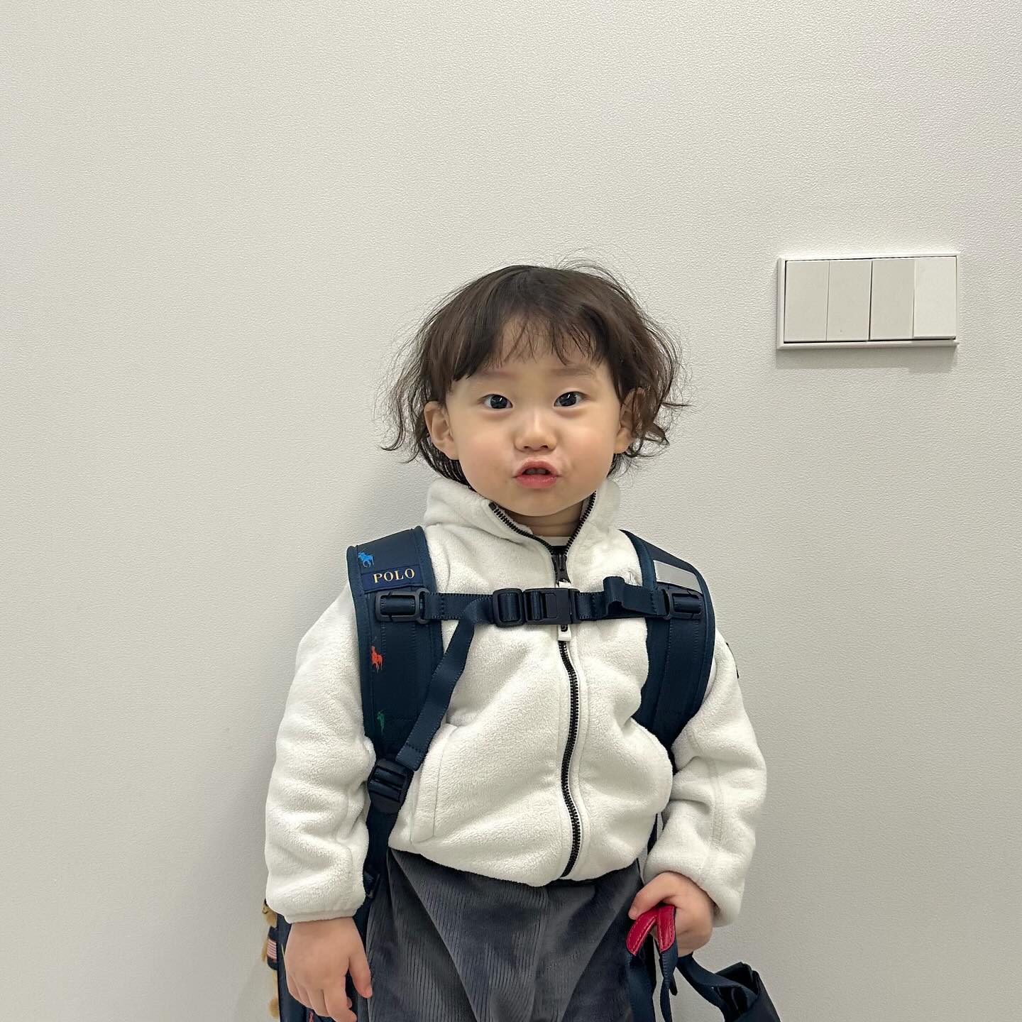 .
엉아가방 자꾸 지꺼라고 .... 이 귀염둥이를 우짜지 🤔
울애기도 4살반 시작인데 엉아신경쓰느라 못챙겨죠서 미아내💖 
이제 애기아니고 4살엉아라고하는 귀염둥2💖
.
.
#둘째 #4살 #4살아들 #둘째는사랑