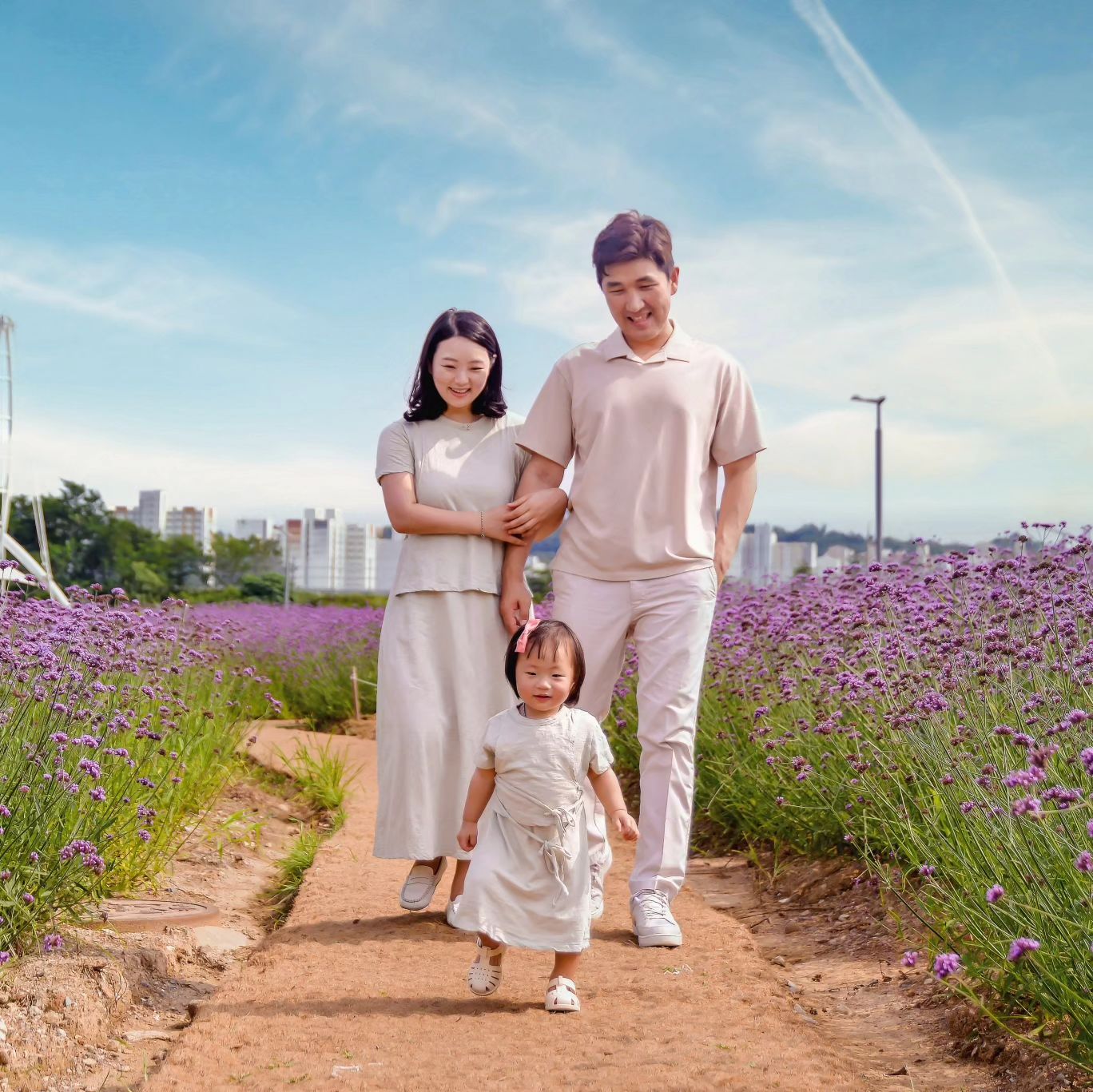 이진이랑 500일 가족스냅👨‍👩‍👧

폭염 뜨거운 날이었지만 예쁘게 촬영했다 🩷

📷 hogane_snap
그림같은 사진이 넘 맘에 들었던 곳

센스있게 포토스팟 미리 찾아놔주셔서
호다닥! 힘들지않게 찍었다🩷

#호가네스냅 #가족스냅촬영 #아기스냅촬영 #야외스냅사진