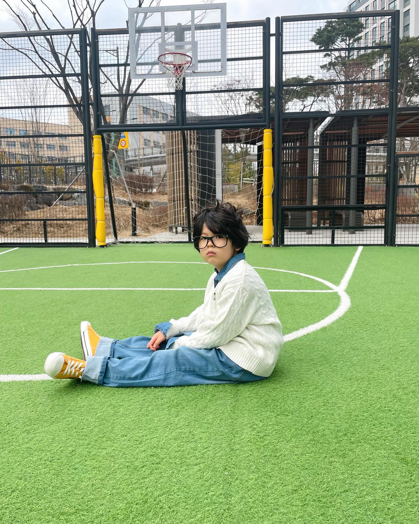#협찬 
spao_kids 

매일 날씨 좋다가 
사진만 찍으려하면 어둡넹

애는 빨리 뛰어놀고 싶다는데 
여전히 춥네요 

새해 화이팅입니다 

#스파오키즈 #스파오 #봄신상 #데님팬츠 #치마바지 #키즈데님 #프레피룩 #키즈패션 #나들이룩 #등교룩 #등원룩 #정이형제 #키즈모델 #주니어모델 #kids #아동복 #키즈인플루언서 #브랜드