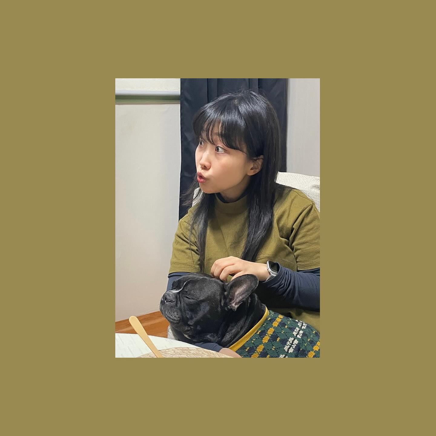 아 맞다. 언니들이랑 매주 실없는 농담과 원대한 이상을 번갈아 떠들던 시절에 나도 내가 노래하듯이 또 내가 얘기하듯이 살았었지.

어떤 사회에 어떤 집단에 속하면서 거기 물들기도 했다는게, 그래서 나를 의심하고 다른 쪽을 기웃거리기도 했다는게 별안간 놀라운 일이다. 우리는 자라 더는 강아지를 무서워하지 않게 됐는데 새롭게 무서운 것들이 세상에 많이 남아있다. (사랑해 고르도🐾)

오늘 누구를 만나 무슨 이야기를 나누었나 ?
매일 밝은 눈으로 돌아보겠다 다짐하는 3월의 마지막 밤.
