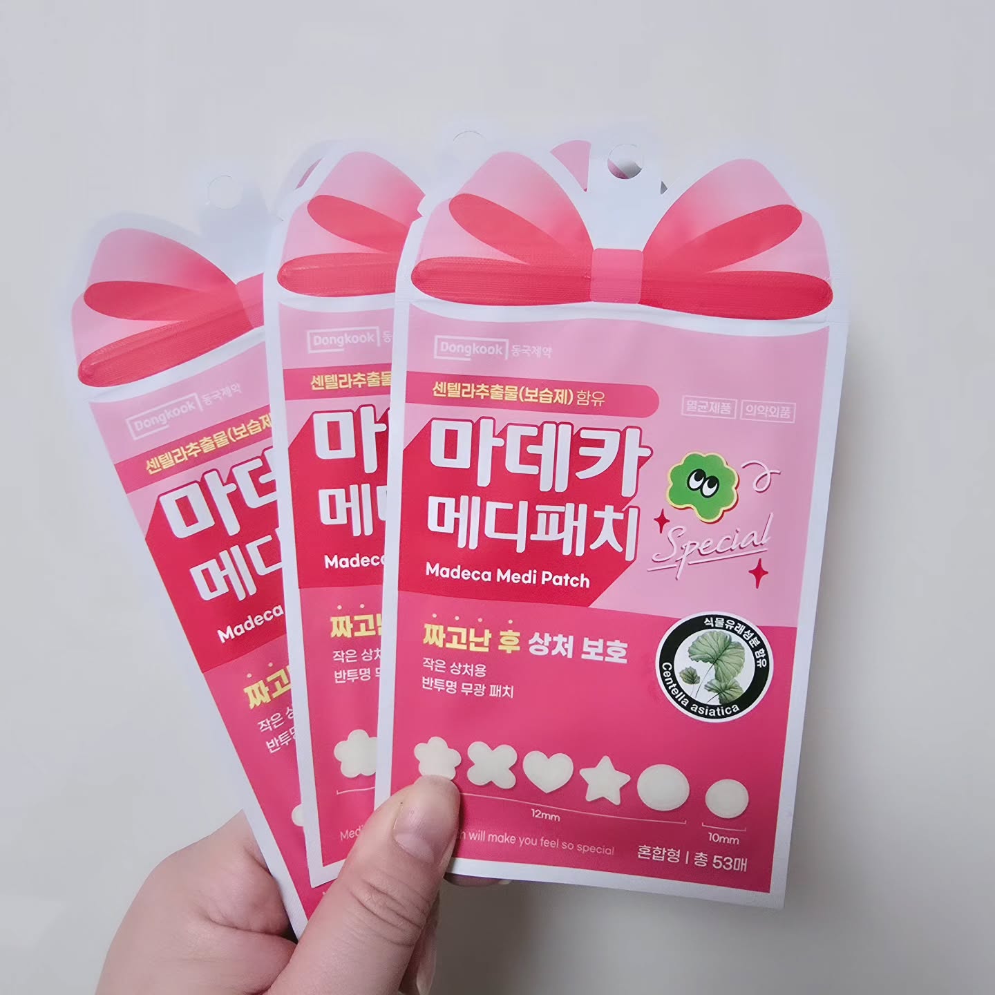 #협찬

마데카 메디패치 7주년 기념 스페셜 에디션이 나왔습니다!
평소에도 자주 사용하는 제품인데요. 

특수 베벨링 공법으로 얇지만 밀착력도 좋고~ 
TECA(센텔라정량추출물)성분이 상처보호에 도움을 줘요.

스페셜에디션답게 꽃, 별, 하트, 클로버 모양에 패치와 기본 원형패치가 함께 들어있어요.
12mm로 넉넉한 사이즈 촵촵! 붙이기 좋아요.
(원형은 10mm/12mm)

얼굴사진보시면 (몬나니는부분공개ㅋ) 하루종일 붙여도 들뜸이 적어서 신경쓸일 없어 좋았어요.

센스넘치는 분들은 패치위에 그림을 그려 포인트도 주면서  관리도 하신다는데 저는 살짝 부끄러워서 🤣🤣🤣

케어는 기본 메이크업할때도 불편함없는 매디패치 추천이요!!

#협찬 #트러블패치 #마데카메디패치 #메디패치 #동국제약 #올리브영패치 #스페셜메디패치 #뷰티 #코덕 #관리 #피부 #기초템 #관리템 #파우치템 #일상 #좋아요 

dongkook_healthcare