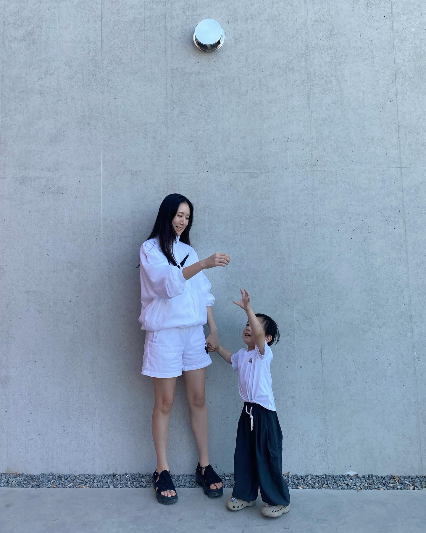 🤍
안찍으려 했는데... 찍길 잘했다
예쁜사진 남겨줘서 고마워😍

나 갑자기 똑단발 하고싶은데
말려줄사람!?!?!?🥲